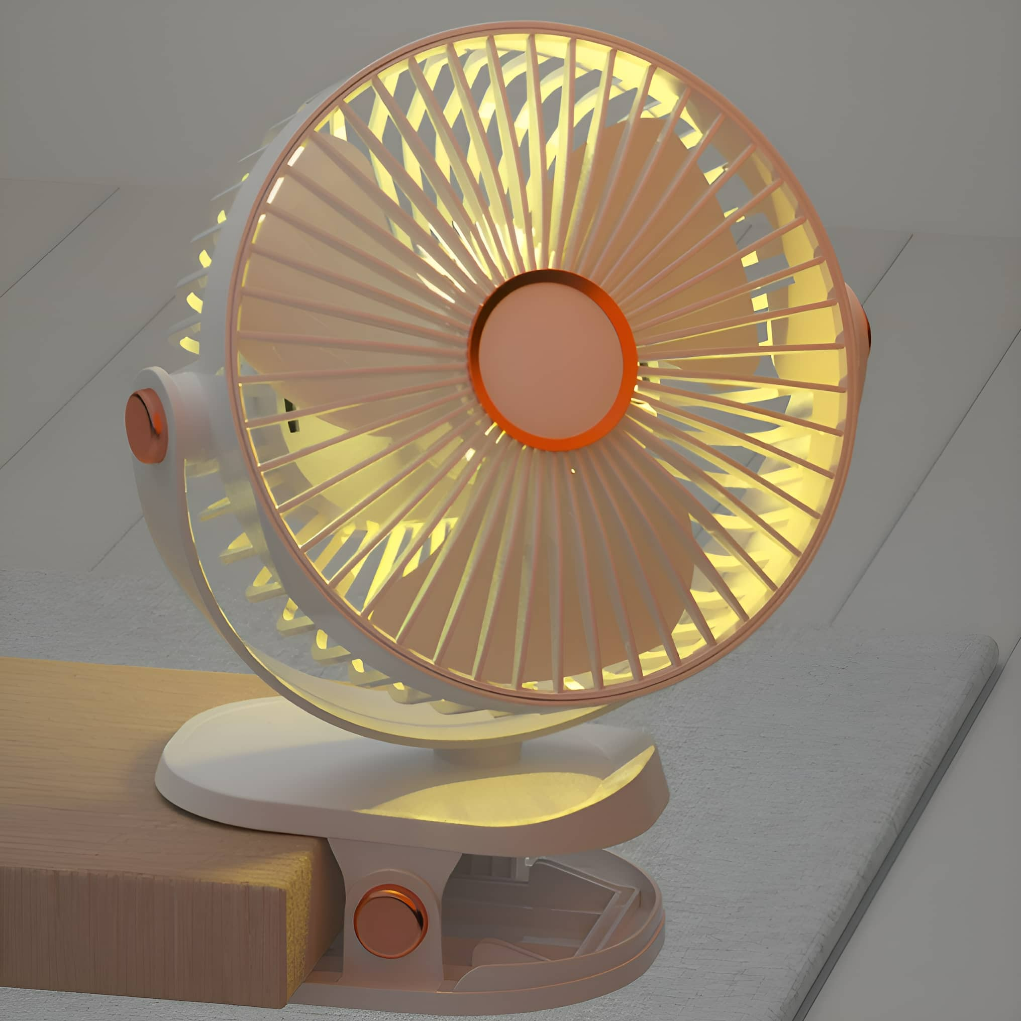 Ein weiß-oranger Tischventilator steht auf einer Holzoberfläche. Der Ventilator ist an und beleuchtet.