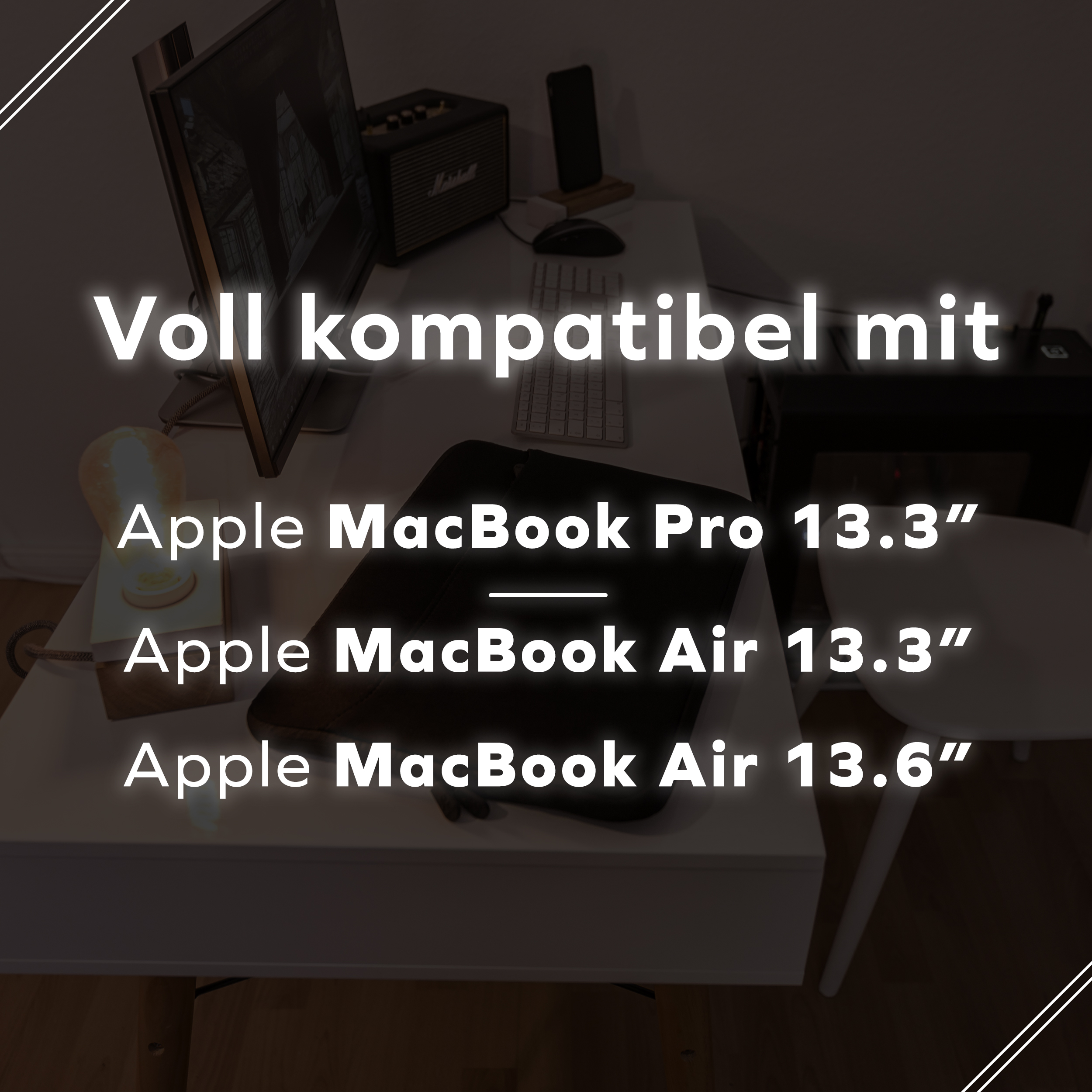 Weißer Schreibtisch mit Laptop und Zubehör. Text: Voll kompatibel mit Apple MacBook Pro 13.3", Air 13.3", Air 13.6".