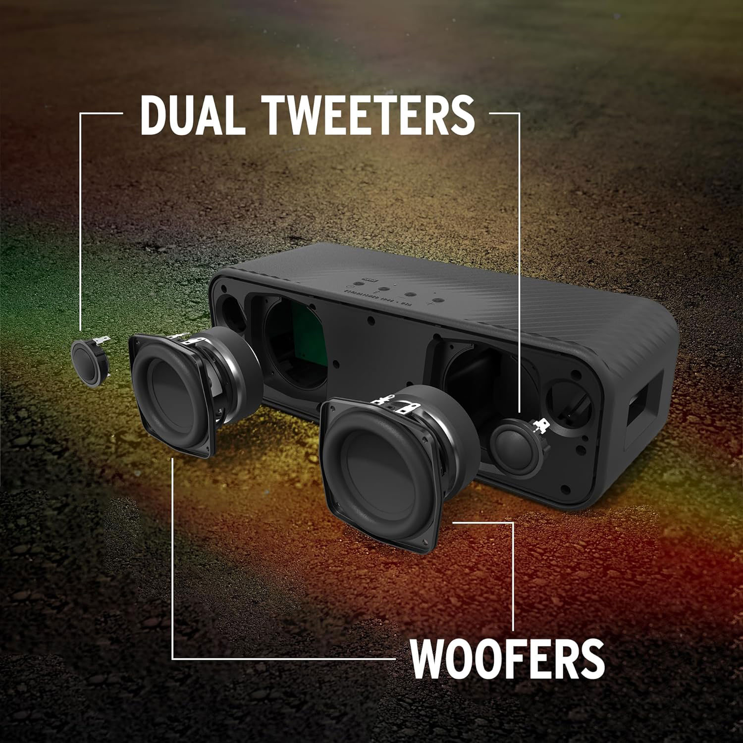 Czarny głośnik z dwoma głośnikami wysokotonowymi i niskotonowymi na teksturowanej powierzchni.