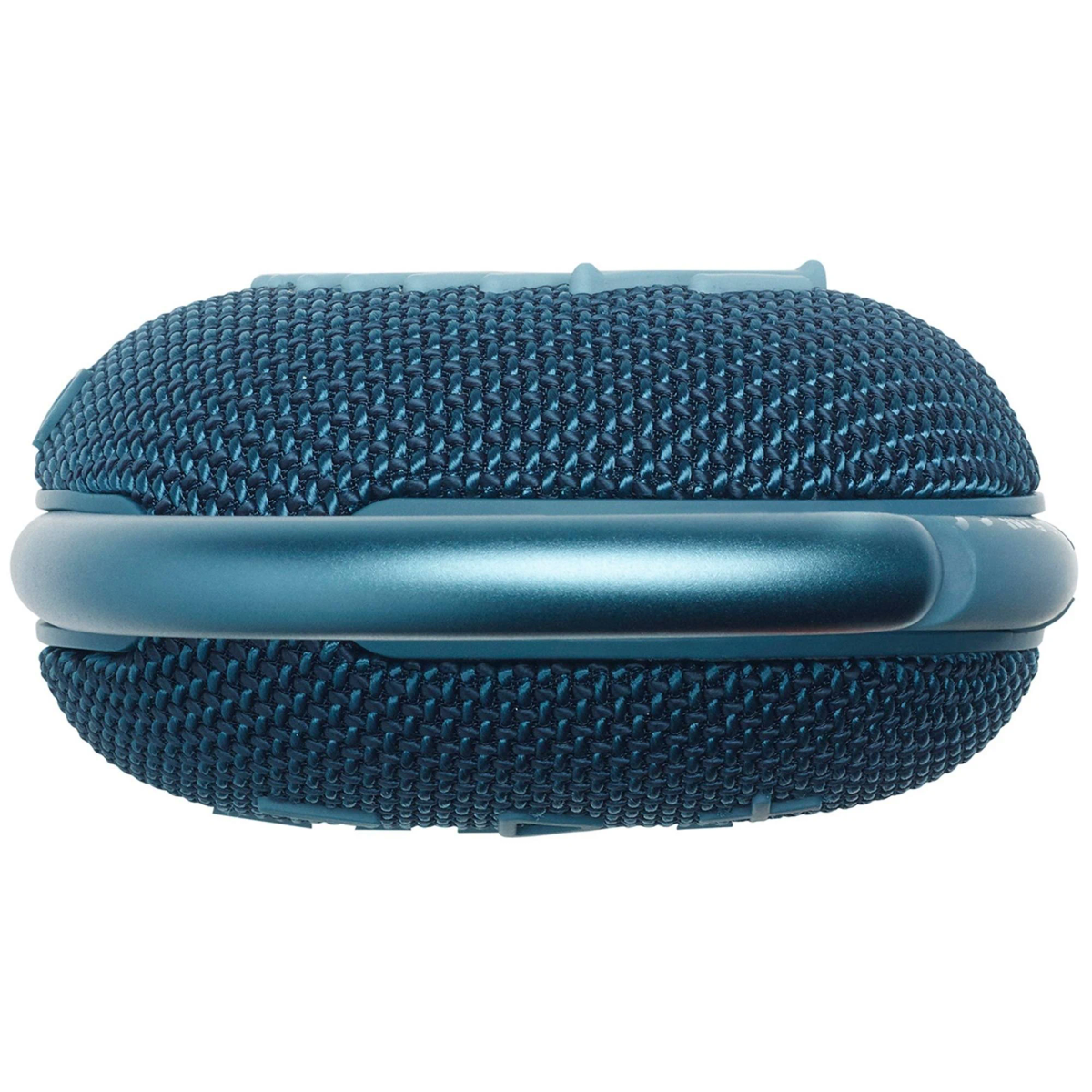 Un altavoz portátil azul de forma ovalada con una cubierta de tela. Una barra plateada rodea el centro.
