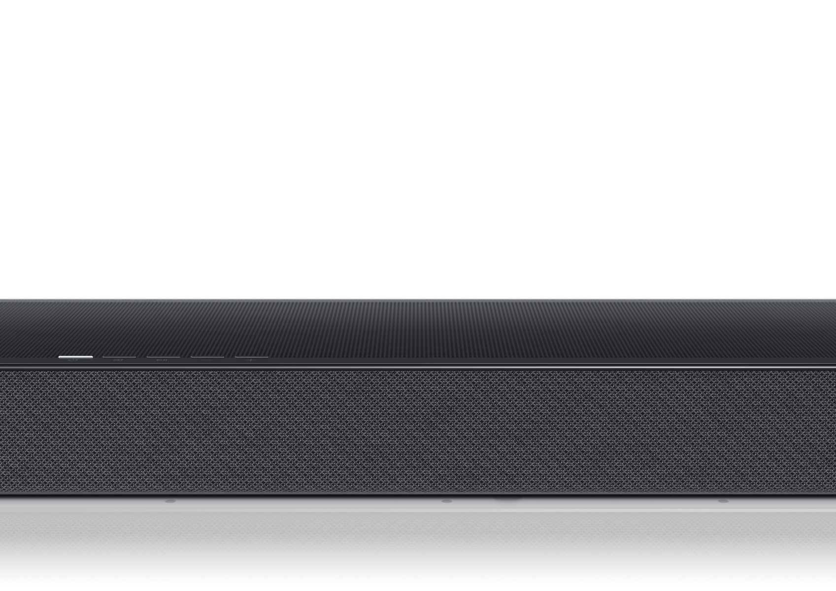 Schwarze Soundbar mit perforierter Front. Knöpfe oben. Weißer Hintergrund.