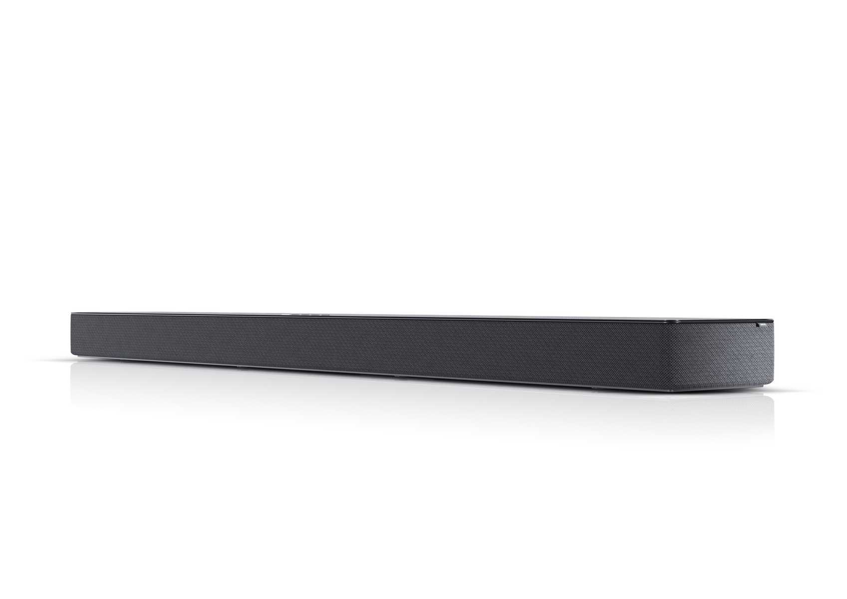 Lange, schwarze Soundbar auf weißer Oberfläche. Mit Mesh-Gewebe und flachem Profil.