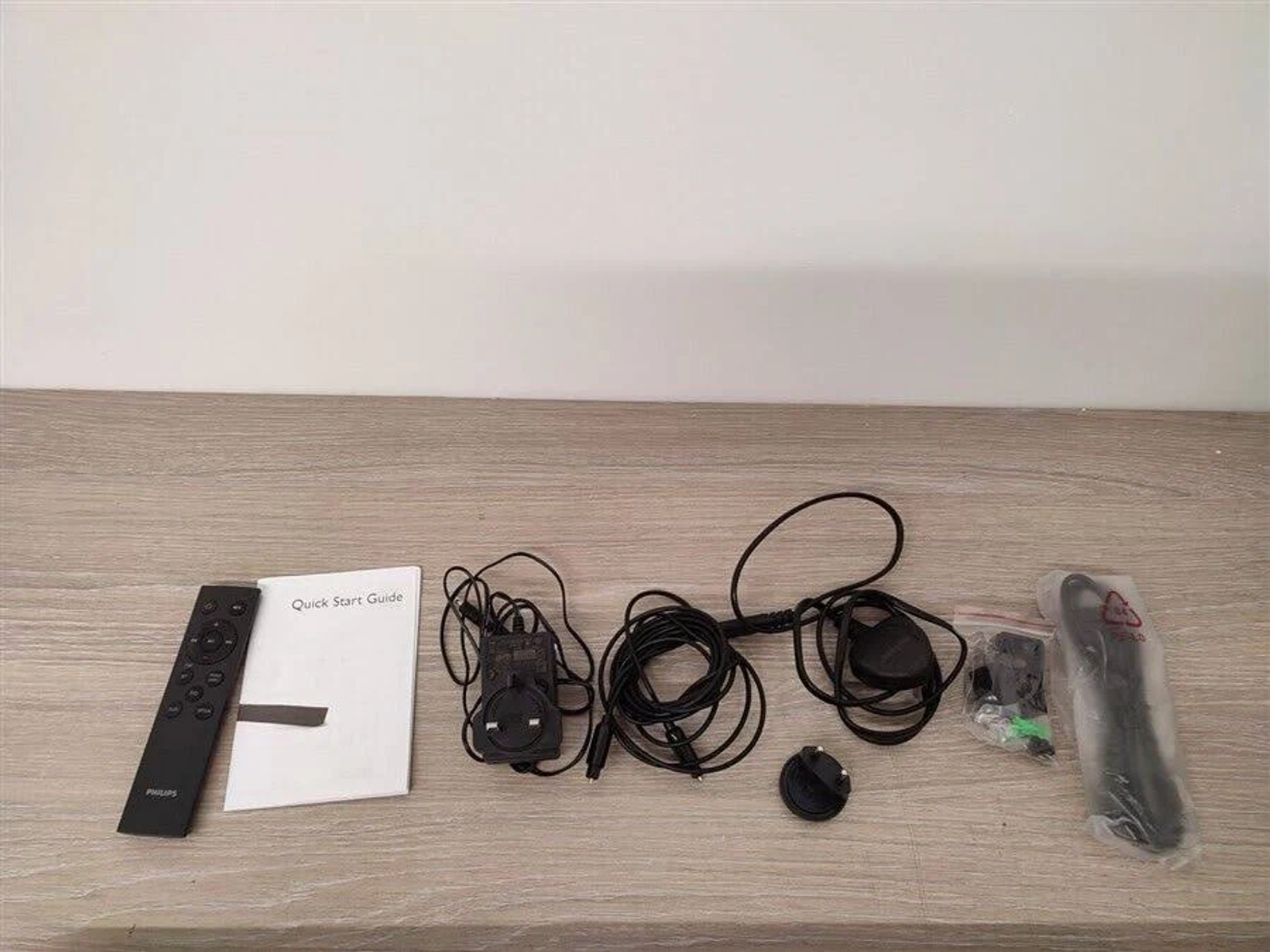 Zestaw akcesoriów: pilot, instrukcja szybkiego uruchamiania, przewody i zasilacz.