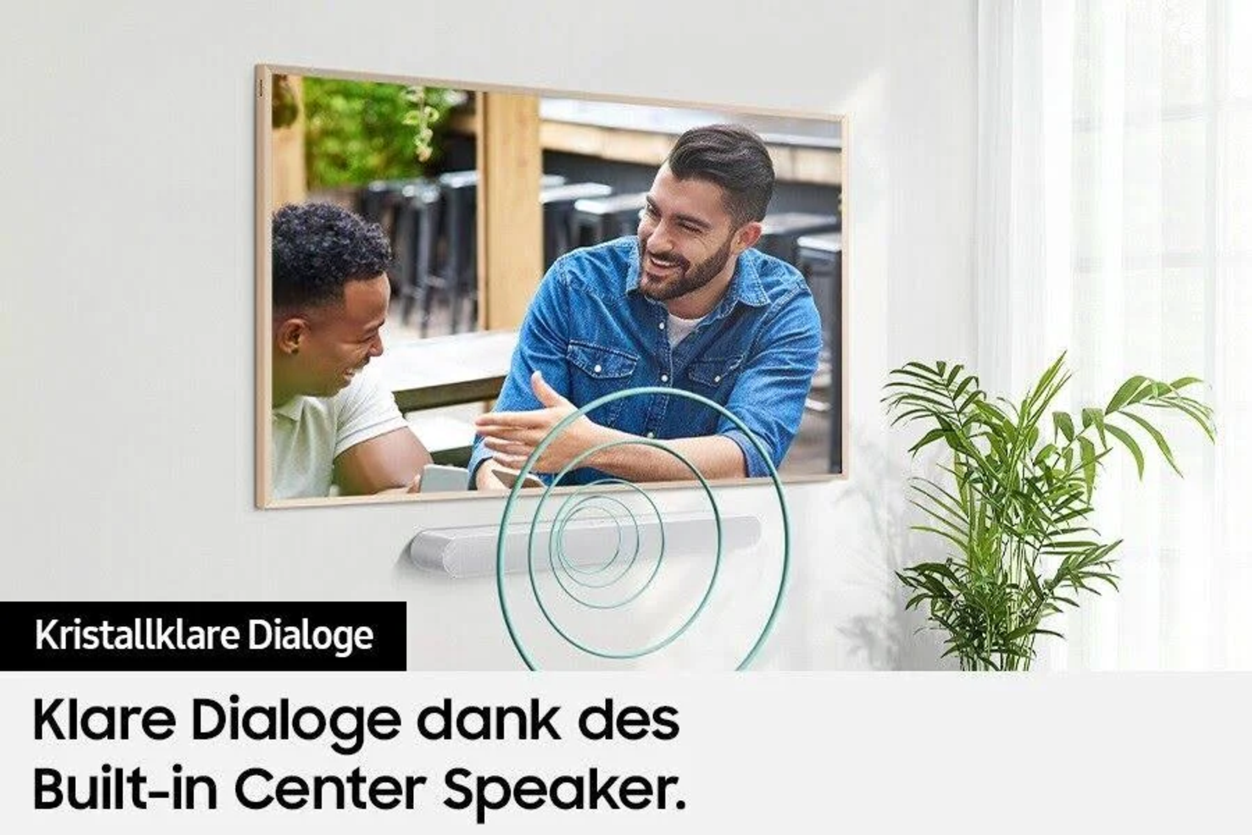 Zwei Männer sehen fern. Der Fernseher hat eine Soundbar unten. Grüne Schallwellen werden gezeigt.