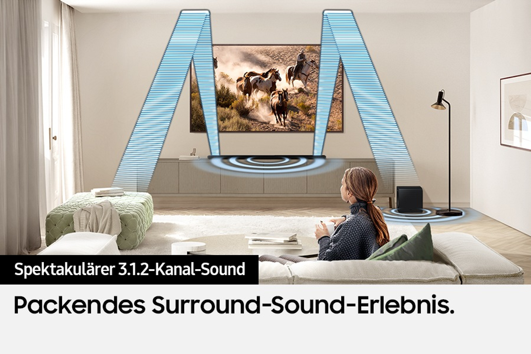 Frau schaut TV mit Soundwellen-Grafik. TV zeigt Pferde. Lautsprecher und Subwoofer sichtbar.