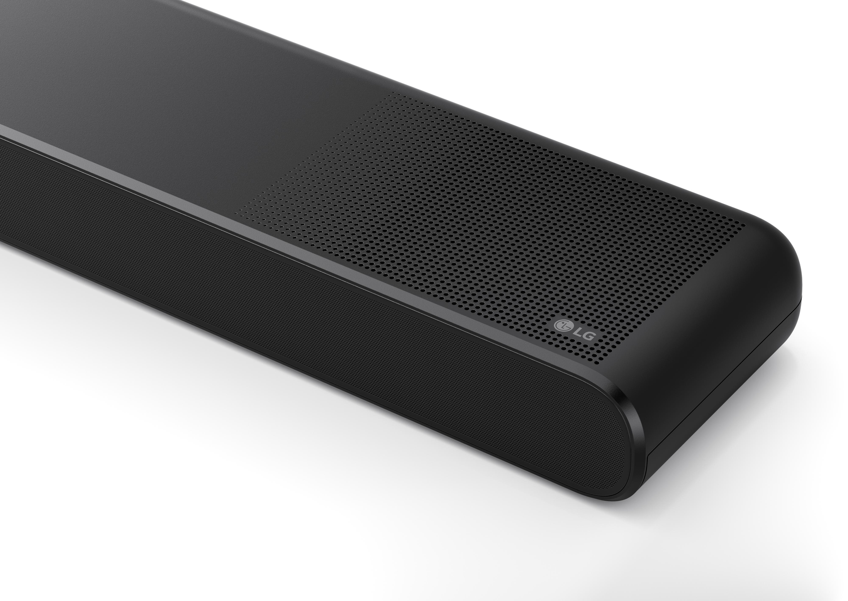 Une barre de son noire avec une façade légèrement incurvée. La barre de son a un dessus perforé pour l'audio.
