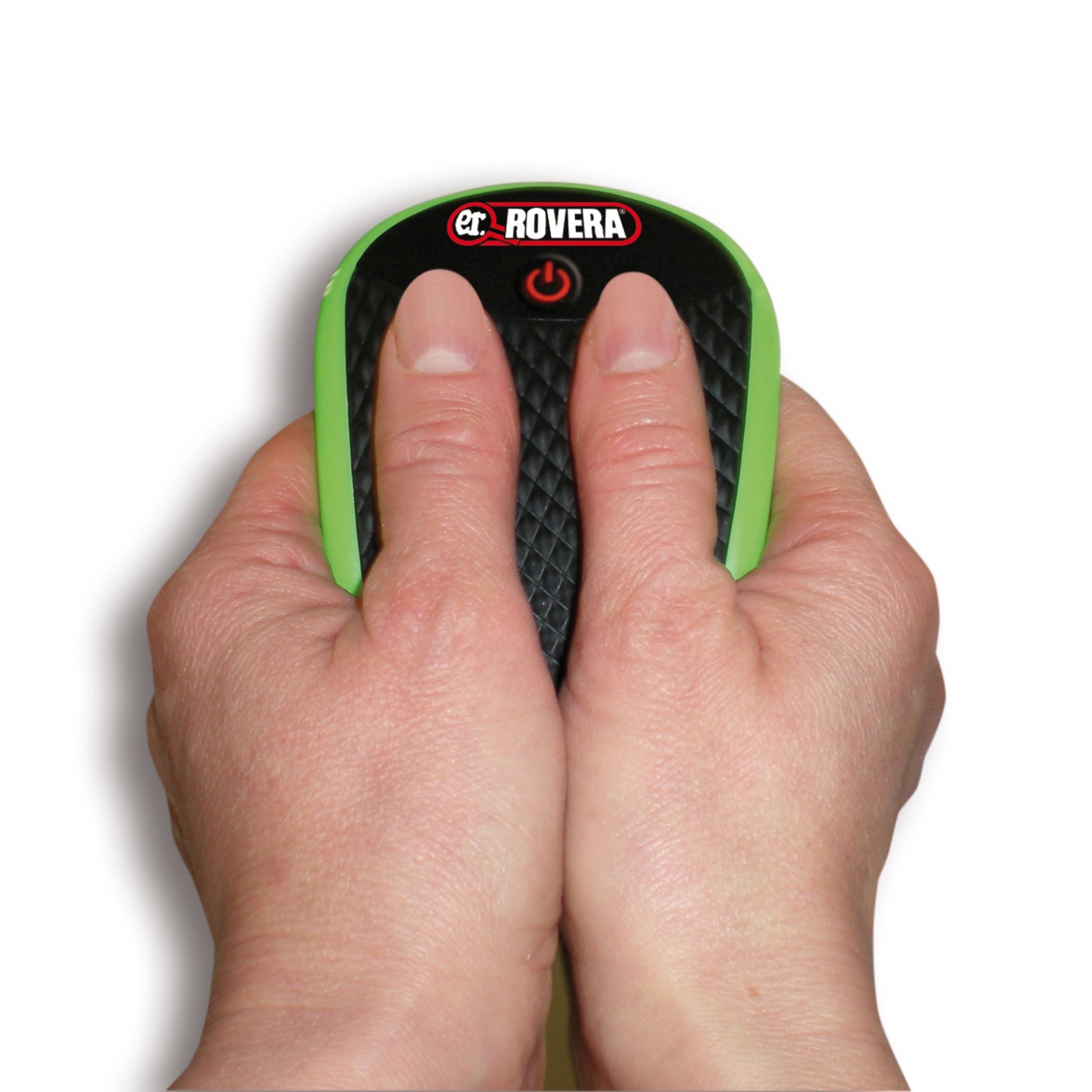 Mani che tengono un dispositivo per massaggio verde. Sfondo bianco.
