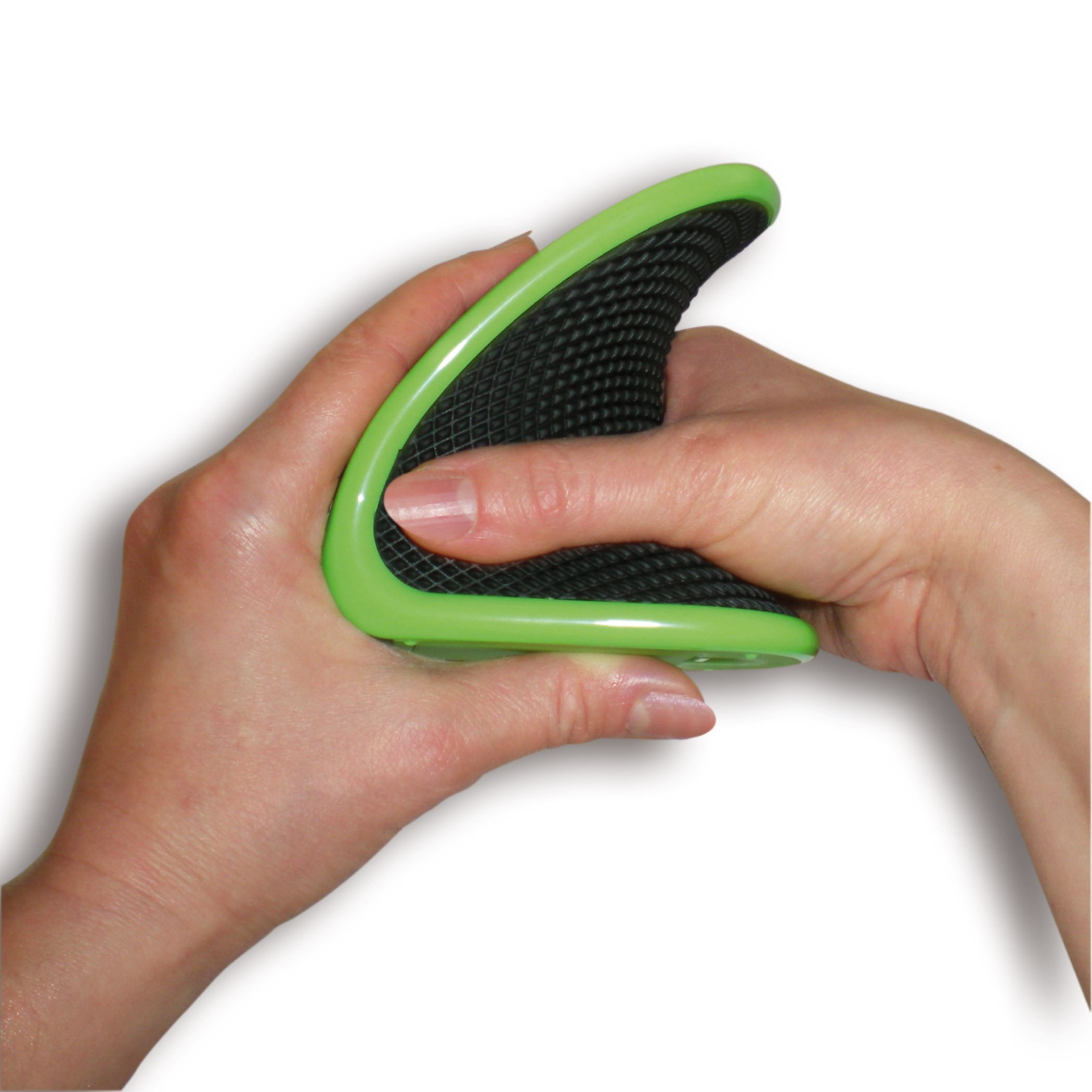 Mani che tengono un dispositivo fitness strutturato verde e nero.