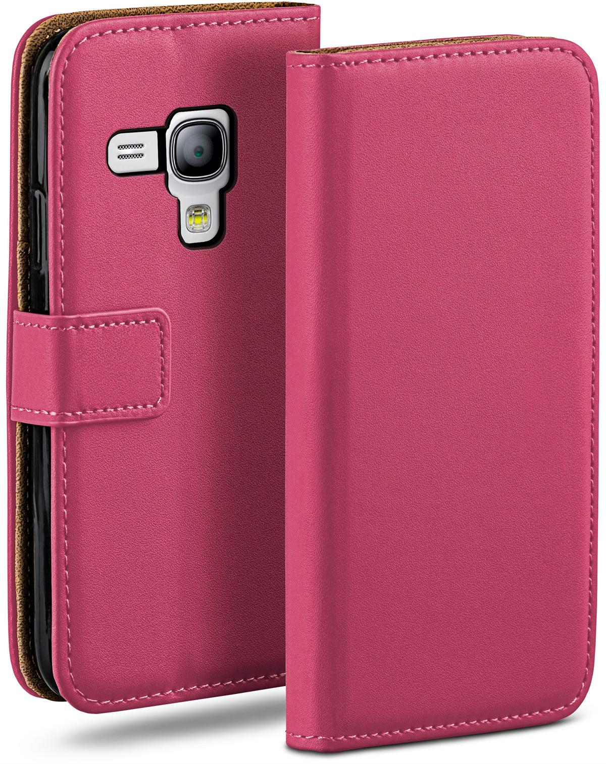 Eine pinkfarbene Handyhülle mit einem Telefon darin auf weißem Hintergrund, seitlich geöffnet.
