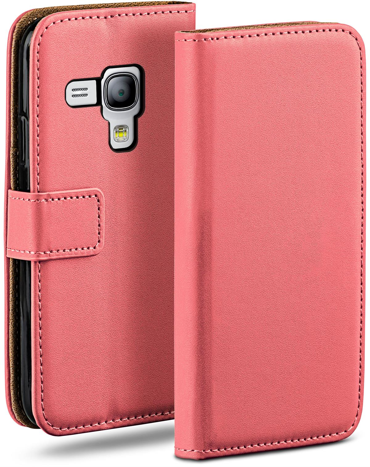 Eine rosa Handyhülle ist geöffnet und zeigt ein Telefon. Die Hülle hat einen Magnetverschluss.