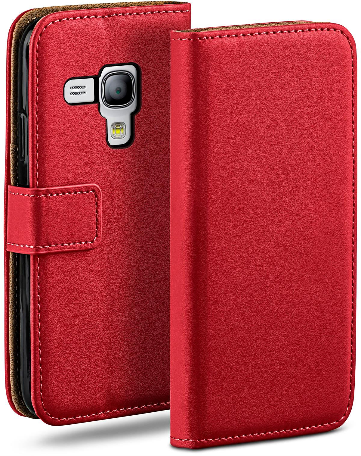 Rote Handyhülle, geöffnet, um das Telefon zu zeigen. Braune Innenseite.