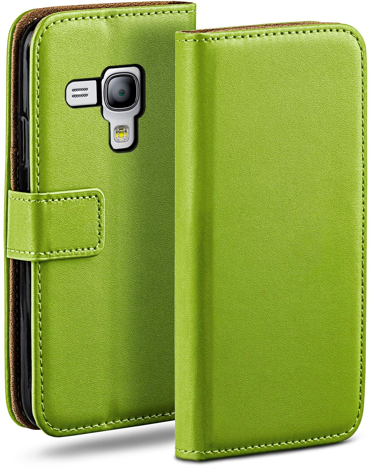 Eine grüne Leder-Handyhülle, mit offenem Telefon. Mit Magnetverschluss.