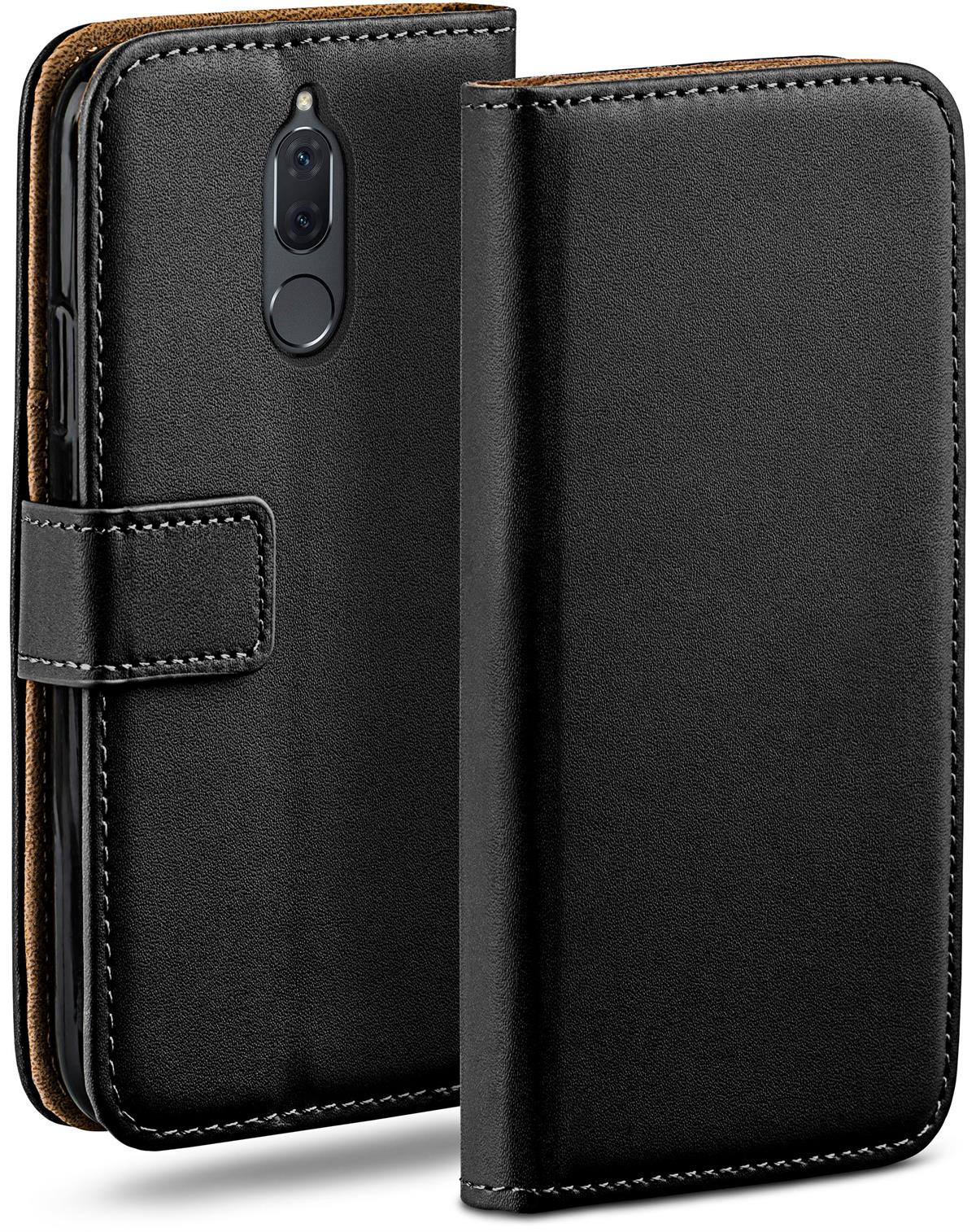 Schwarze Leder-Handyhülle, geöffnet, mit Telefon darin. Verfügt über einen Magnetverschluss und Nähte.