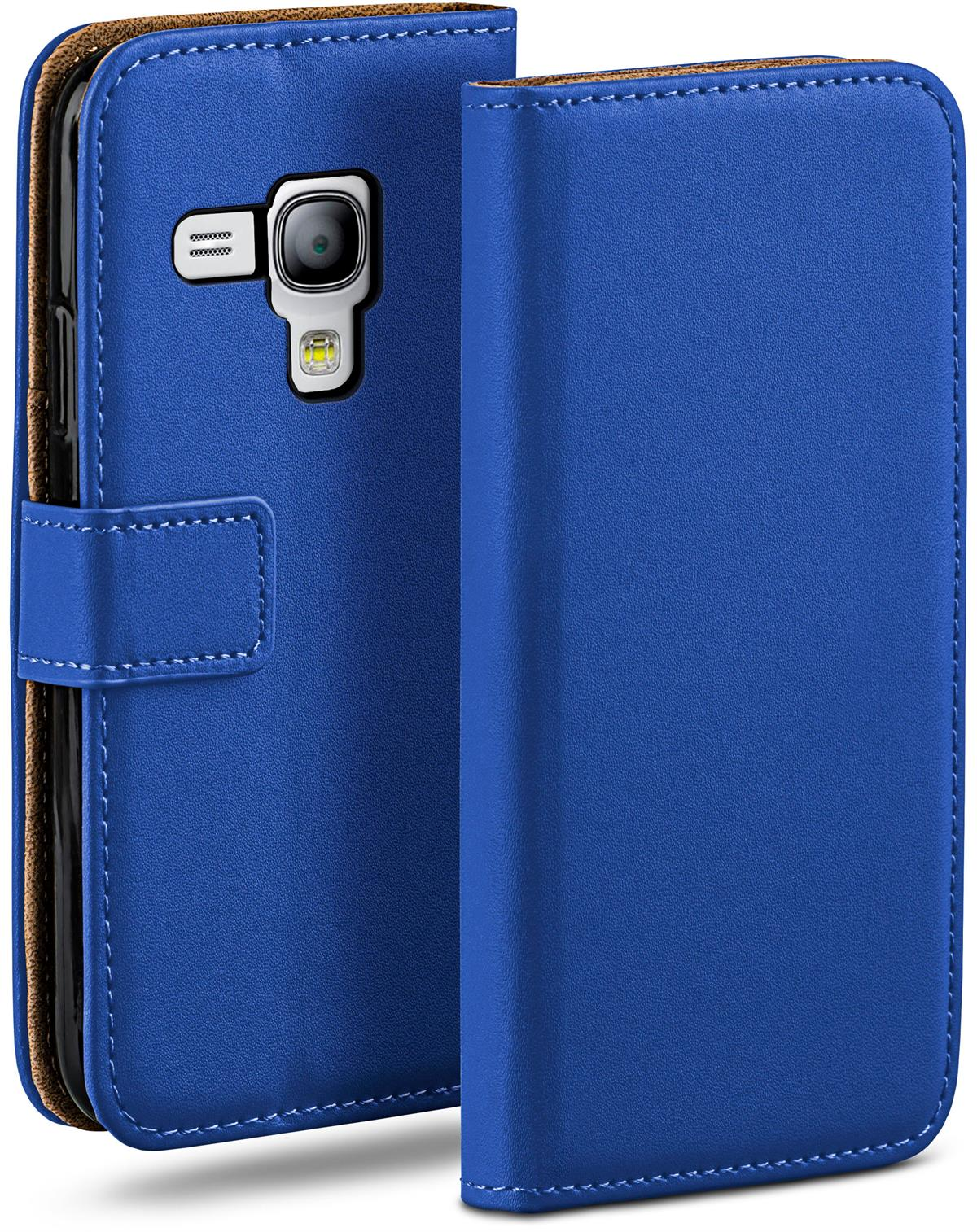 Eine blaue Handyhülle, offen, mit dem Telefon auf der linken Seite. Die Hülle hat einen Magnetverschluss rechts.