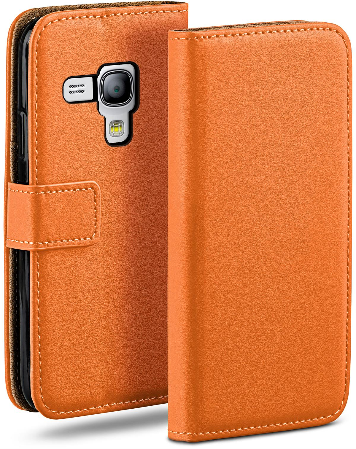 Orange Leder-Handyhülle, offen, zeigt die Telefonseite. Weiße Nähte auf braunem Rand.