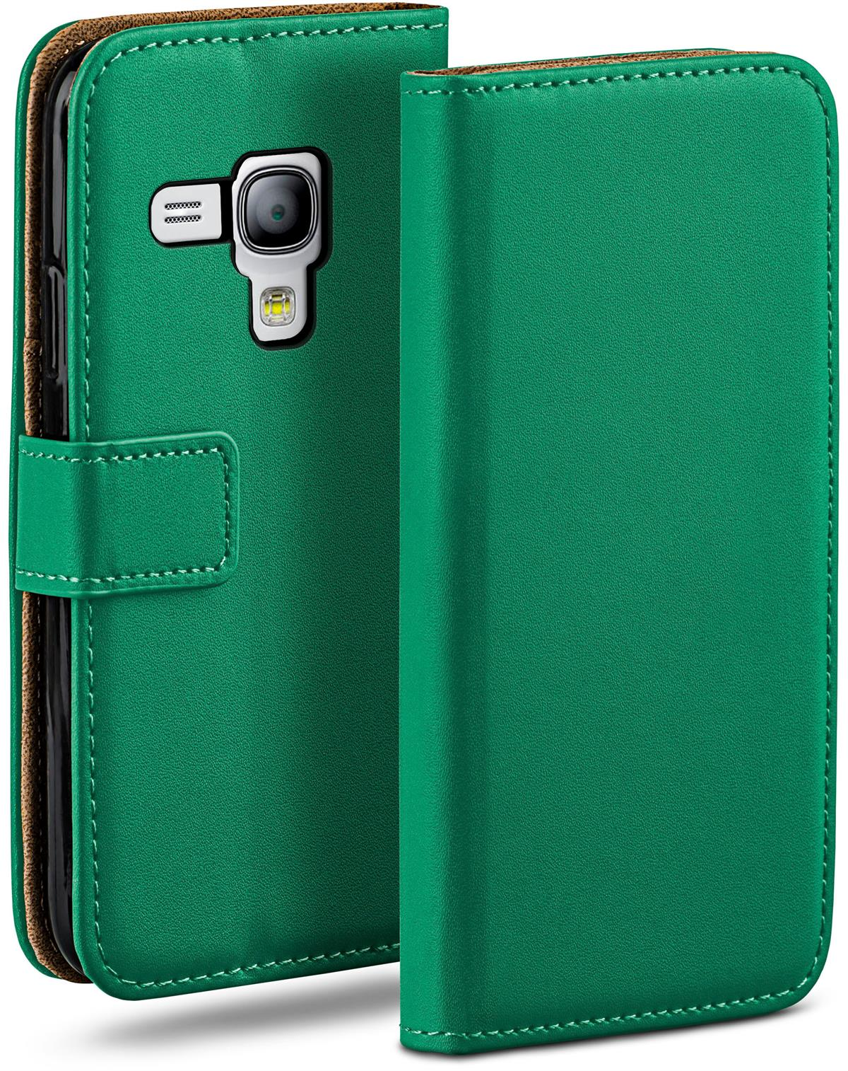Eine grüne Leder-Handyhülle, geschlossen. Sie hat einen Knopfverschluss und Nähte. Sie bedeckt ein Telefon.