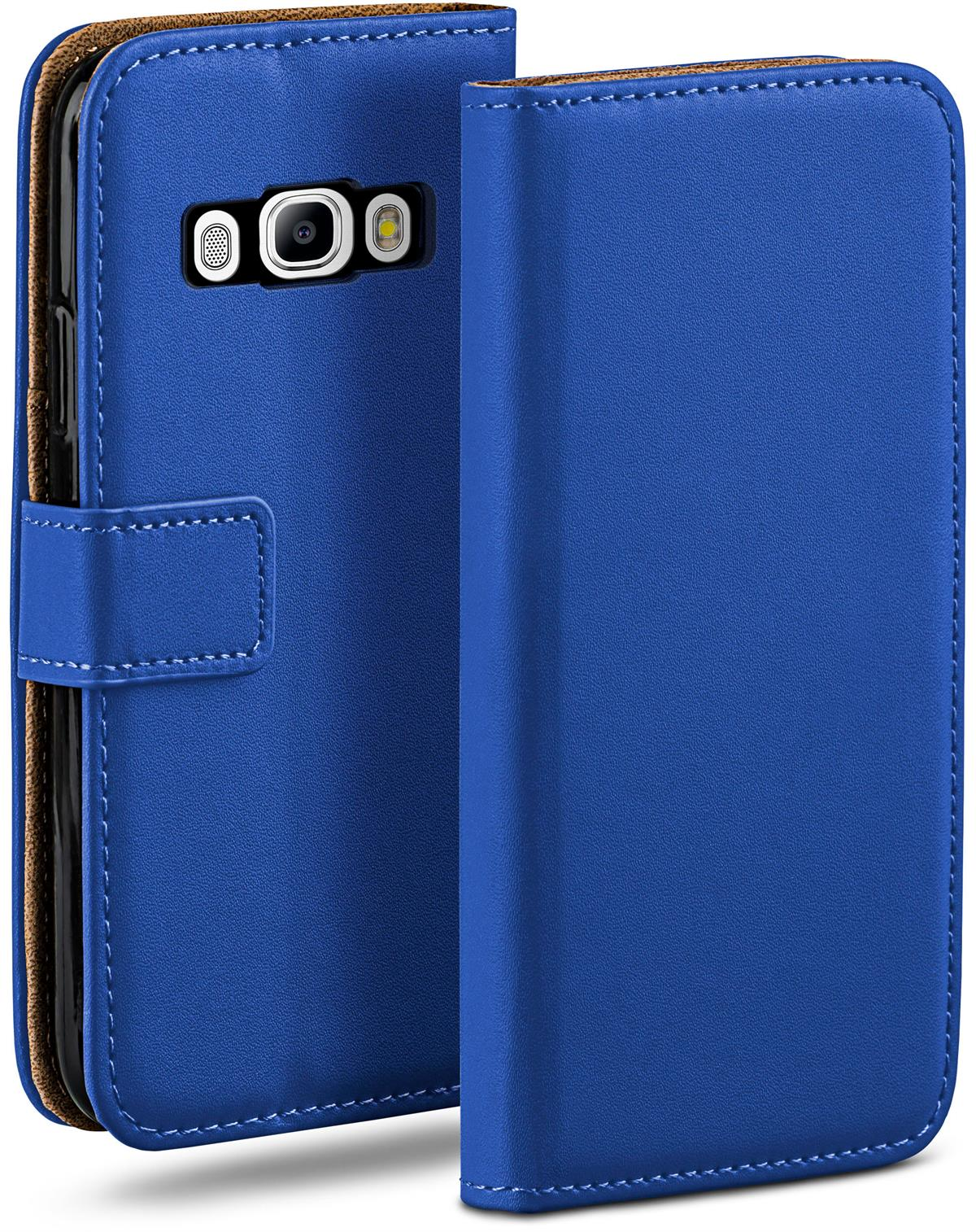 Eine blaue Handyhülle auf weißem Hintergrund. Die Hülle ist im Leder-Brieftaschen-Stil.