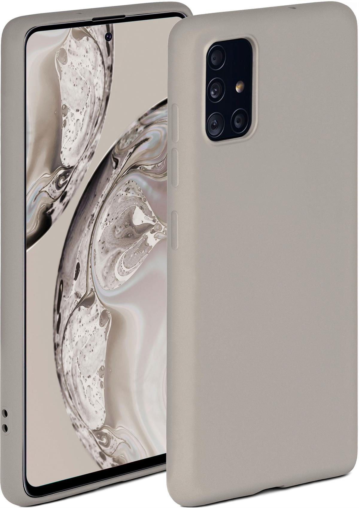 Eine hellgraue Handyhülle mit erhöhtem Kamerabereich, neben einem Smartphone platziert.