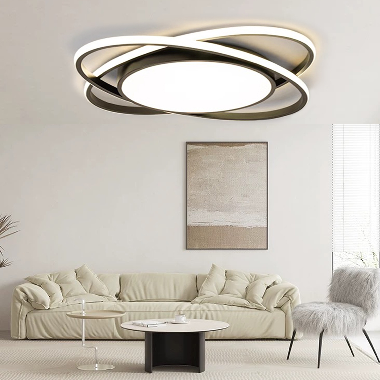 Moderne Deckenlampe mit drei sich kreuzenden Ringen. Weißer Hintergrund. Sofa und Stuhl.