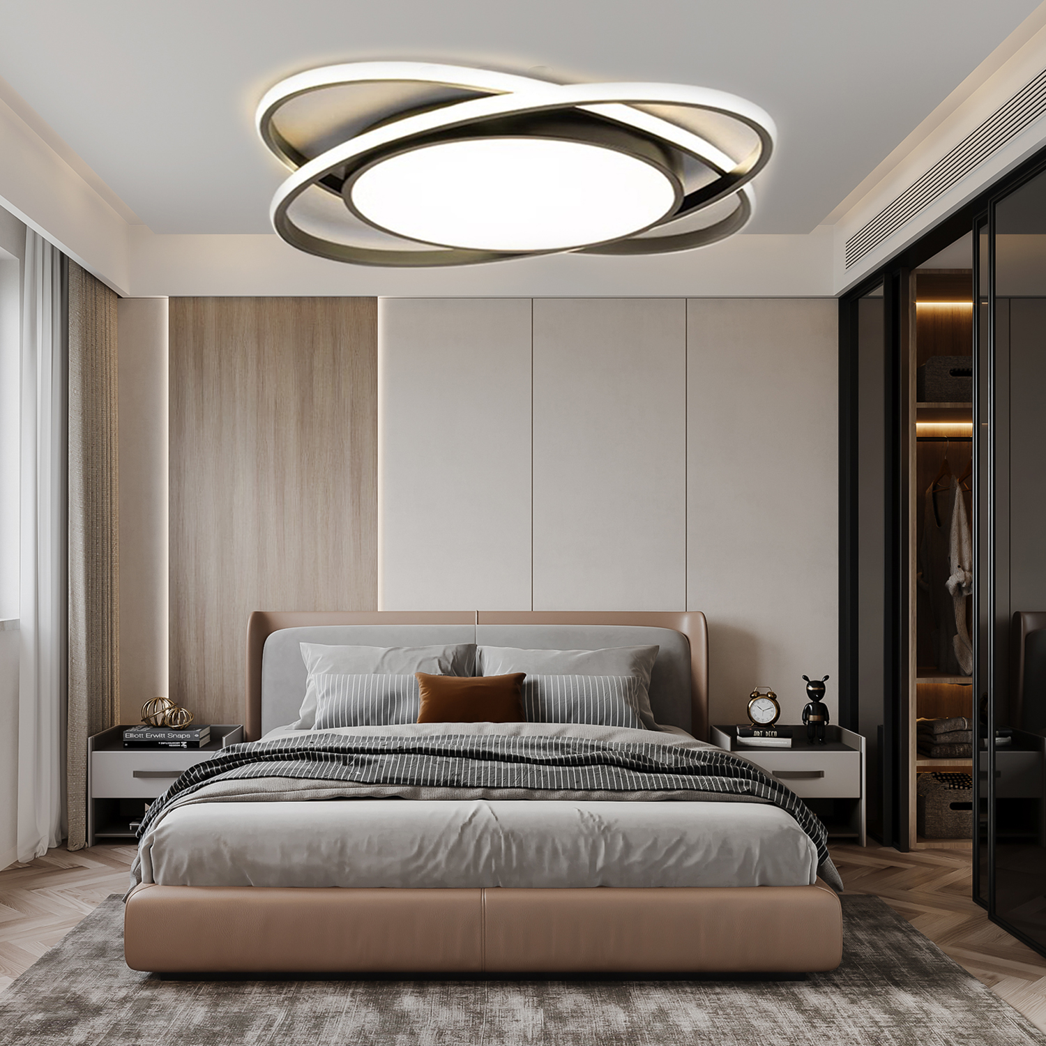 Ein Schlafzimmer mit Bett, zwei Nachttischen, Deckenleuchte und Schranktüren. Das Bett hat graue Bettwäsche.