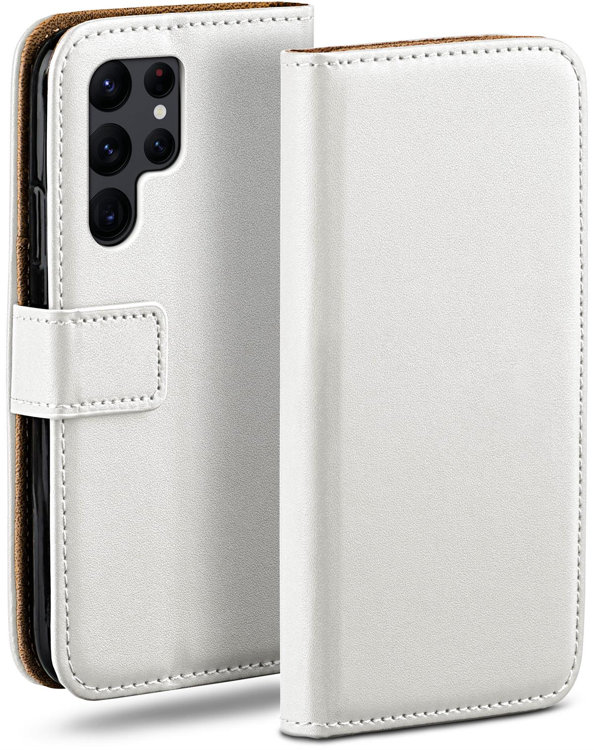 Weiße Handyhülle, geöffnet, um das Telefon zu zeigen. Weißer Innenraum.