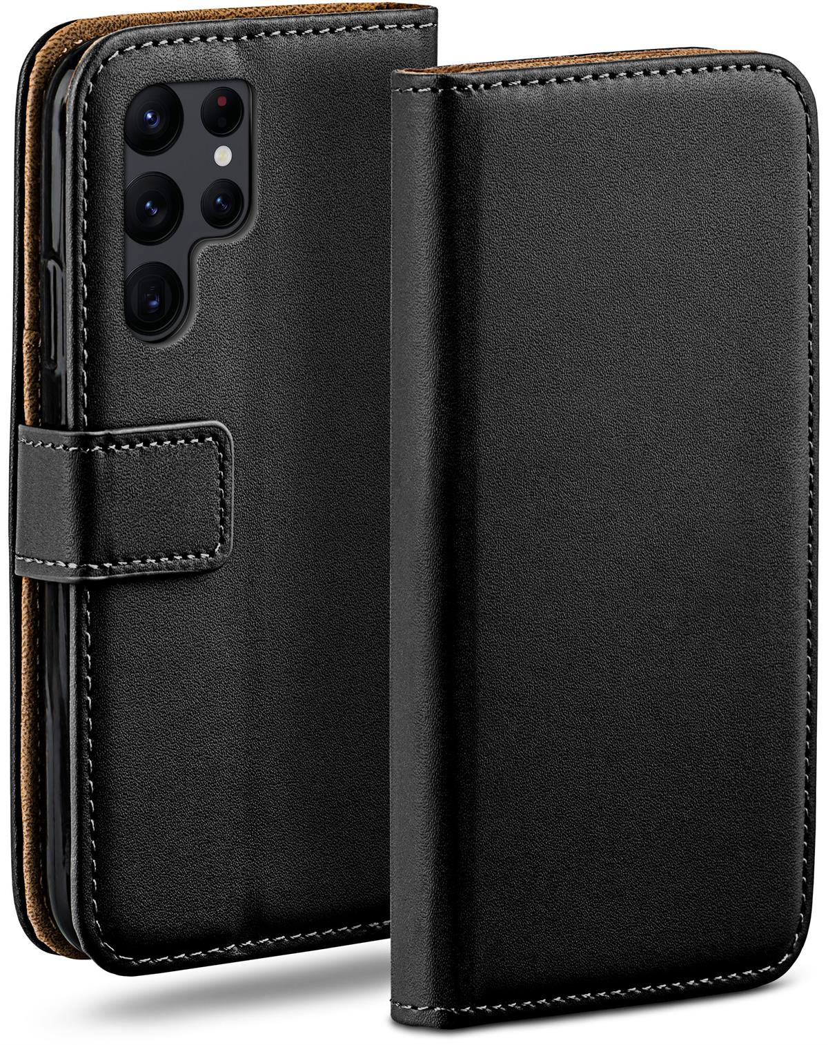 Schwarze Leder-Handyhülle geöffnet, um das Telefon zu zeigen. Die Hülle hat weiße Nähte.