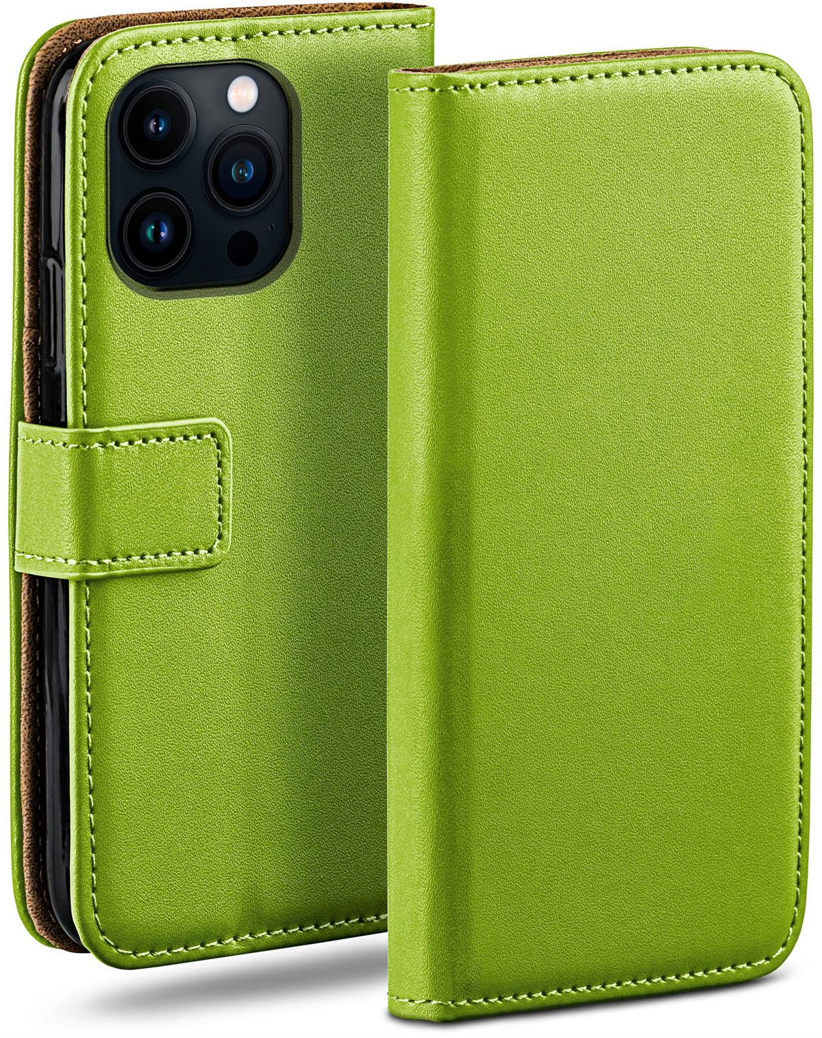 Grüne Handyhülle in zwei Teilen, eine offen, mit Nahtdetails. Telefon sichtbar. Braune Innenausstattung.
