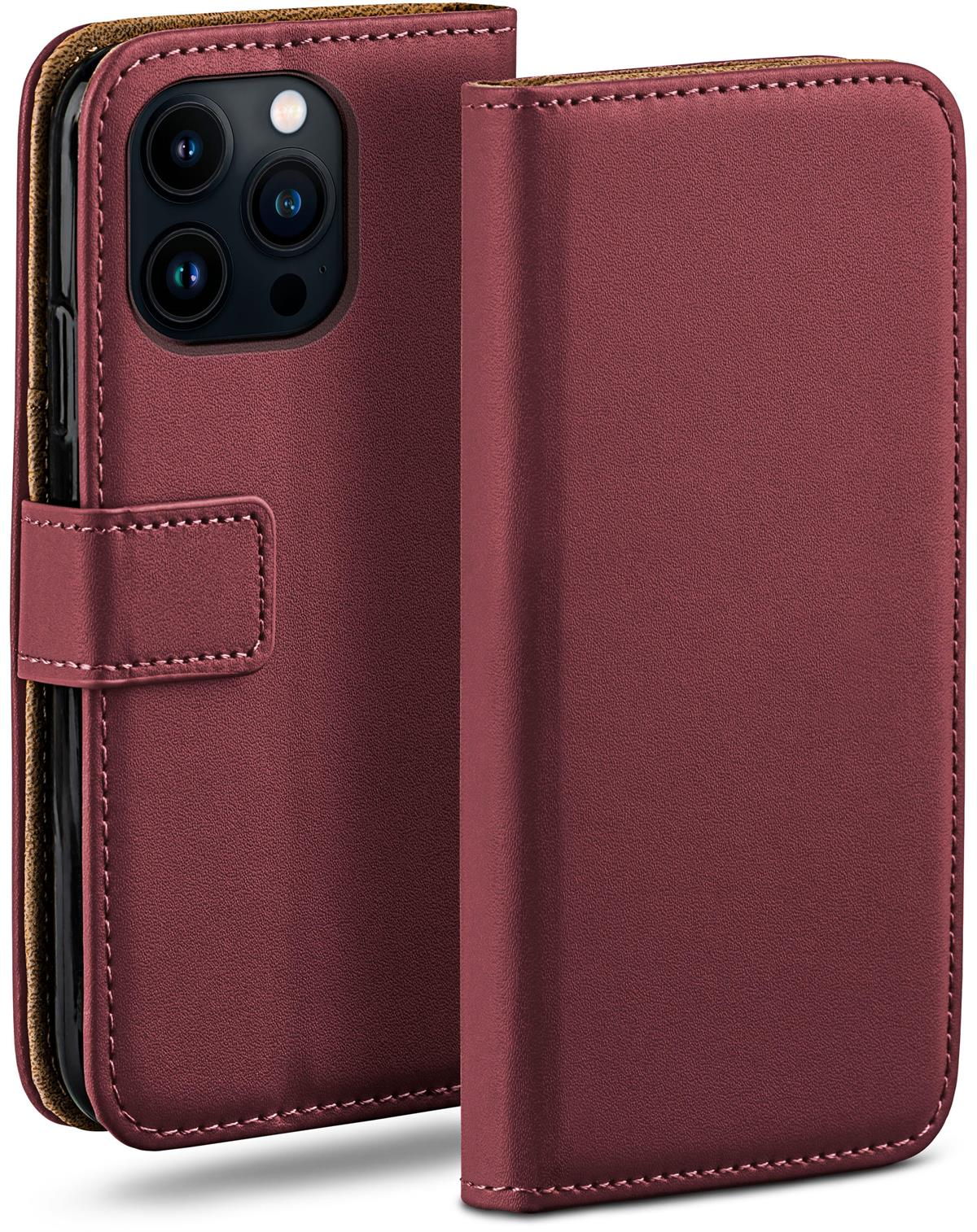 Burgunderfarbenes Leder-Handycase. Telefon mit Dreifachlinse sichtbar. Die Hülle hat einen Magnetverschluss.
