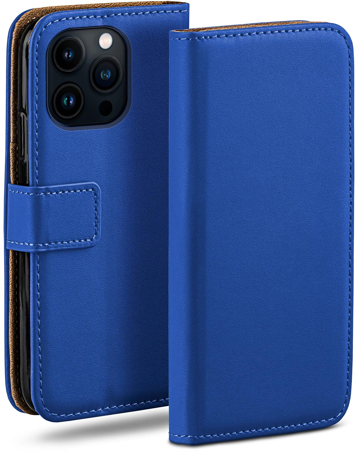 Blaue Handyhülle mit Telefon, zur Seite geöffnet. Weißer Hintergrund.