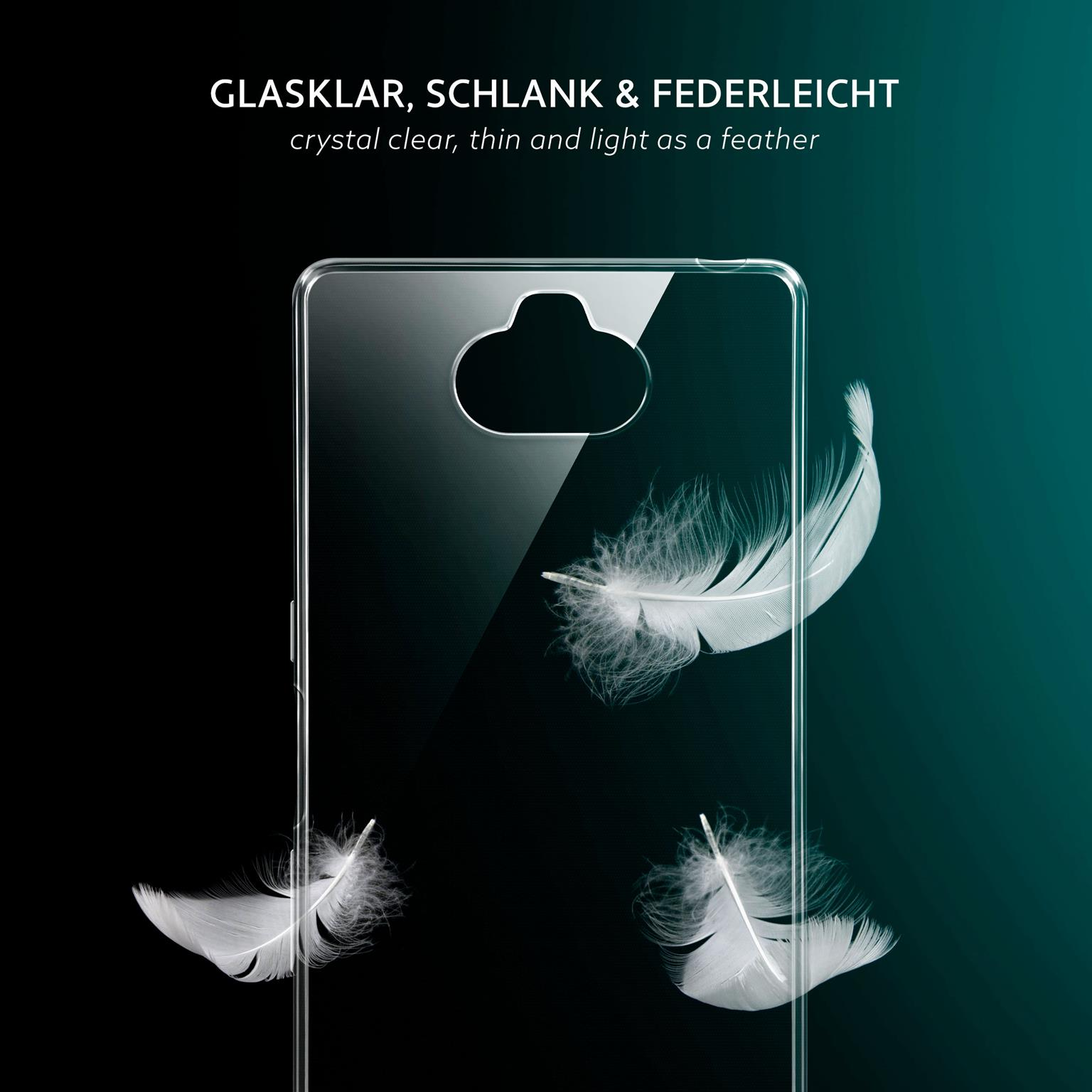 Smartphone mit transparenter Hülle, schwebende Federn. Schwarzer Hintergrund.