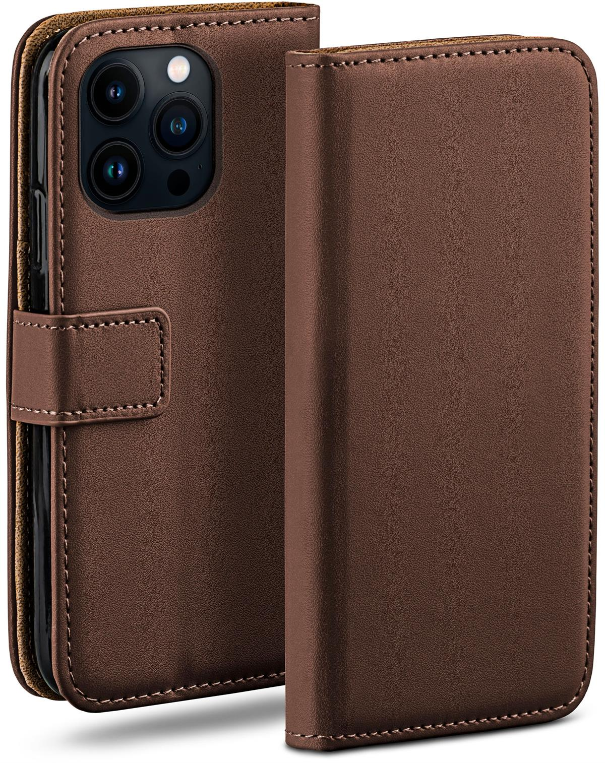 Braune Leder-Handyhülle, geöffnet, um das Telefon im Inneren zu zeigen. Braunes Innenfutter und weiße Nähte.
