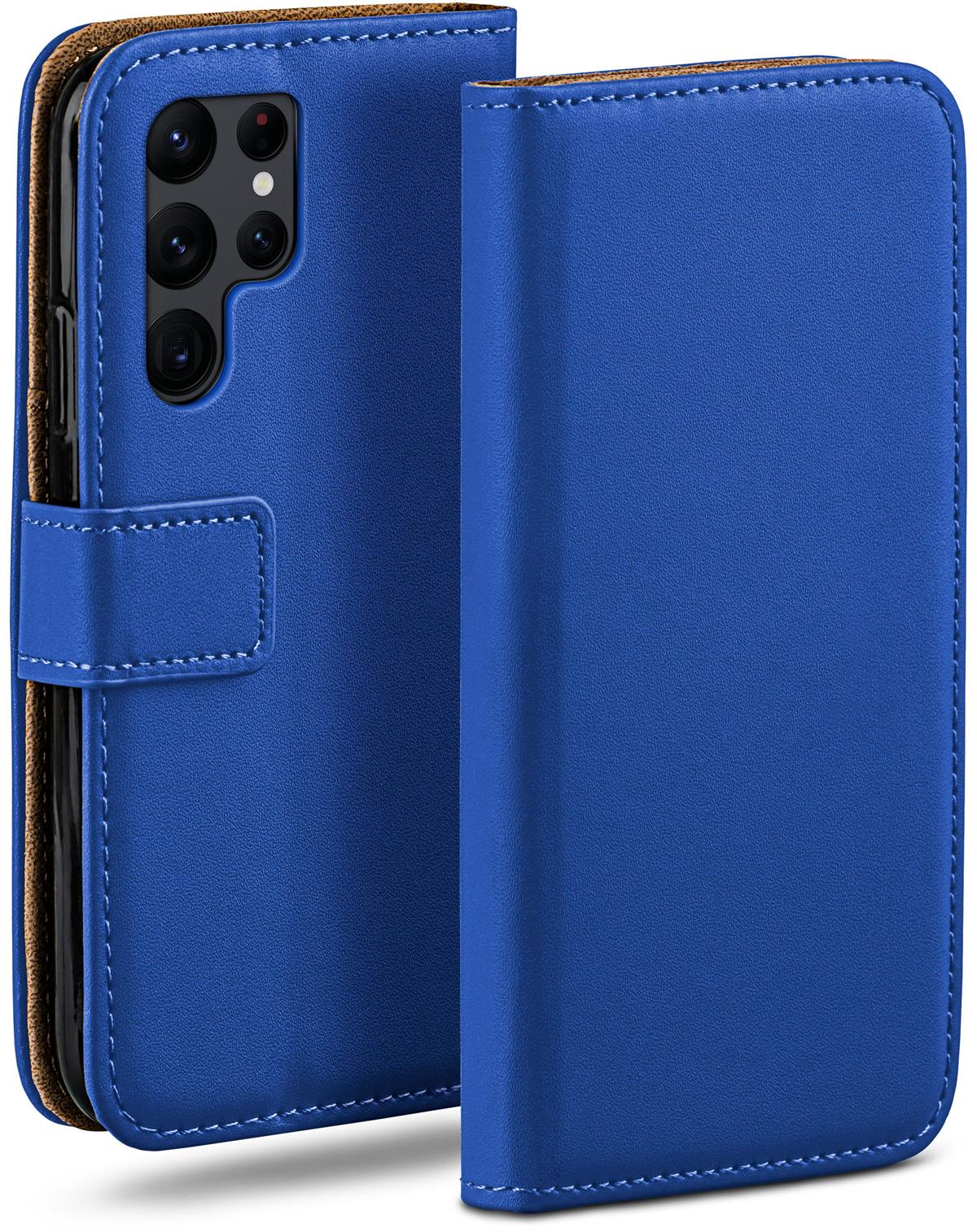 Blaue Leder-Handyhülle, offen. Braune Innenseite. Weiße Nähte, Magnetverschluss.
