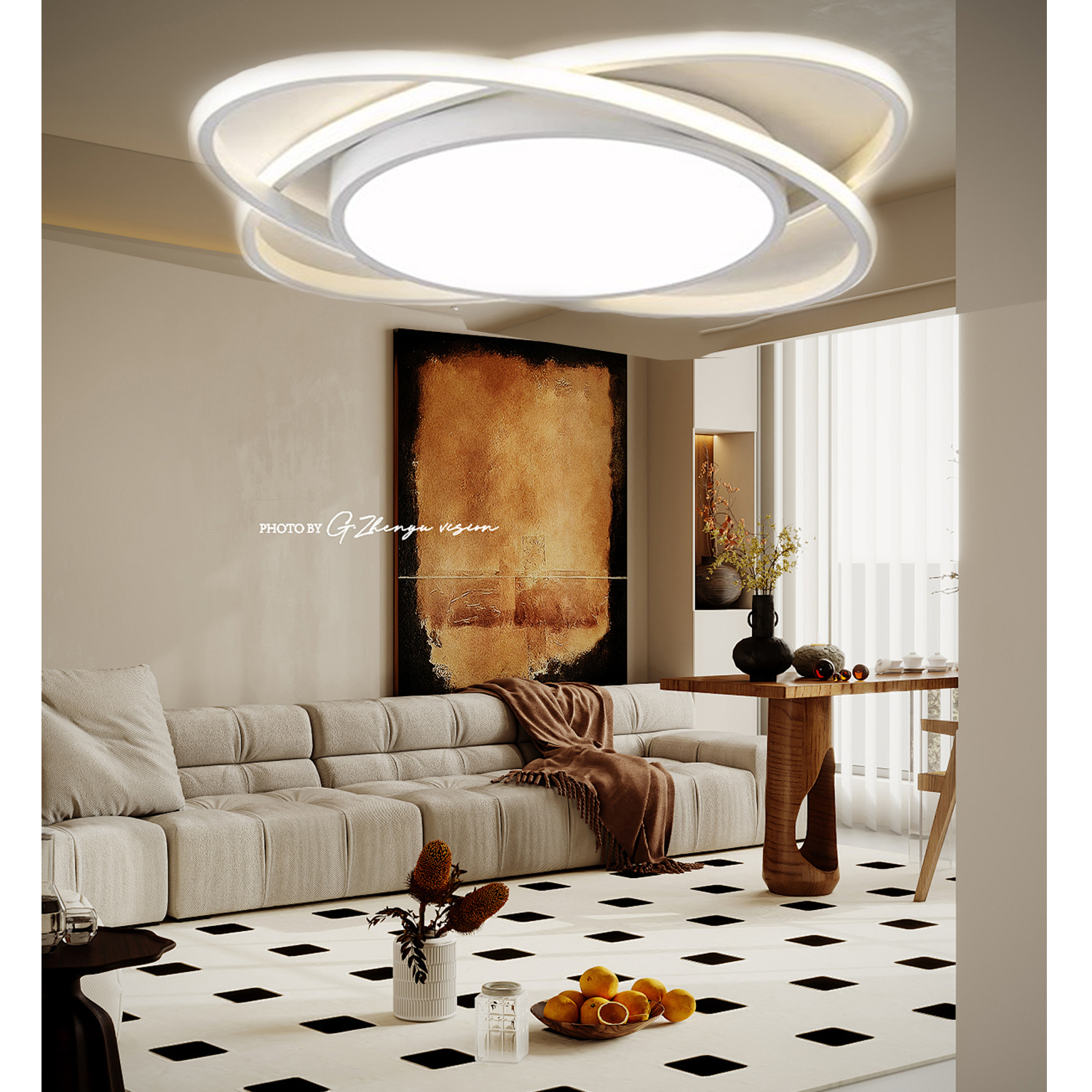 Modernes Wohnzimmer mit großem Gemälde und stilvoller Deckenleuchte.