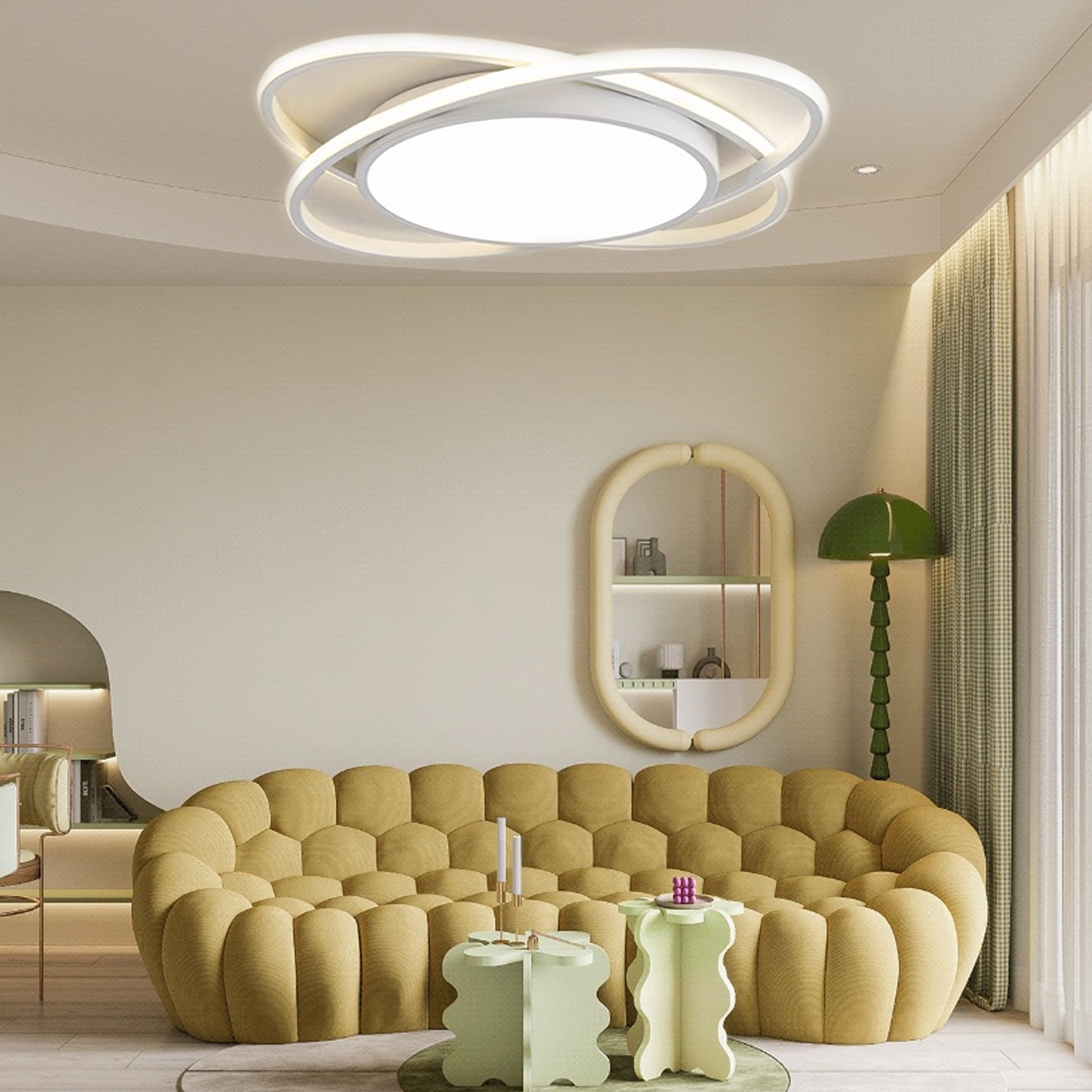 Ein modernes Wohnzimmer mit gelbem Sofa, einzigartiger Deckenleuchte und grüner Stehlampe.