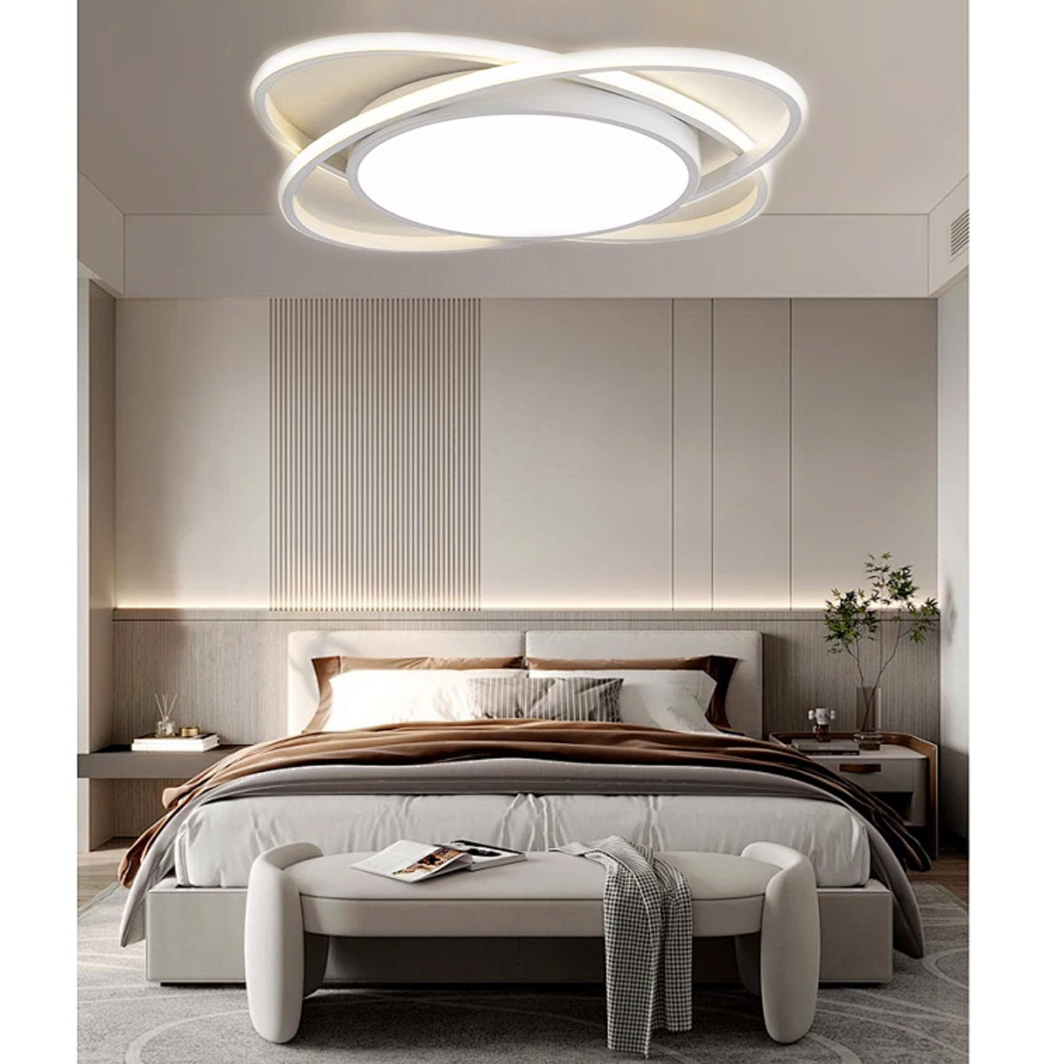 Schlafzimmer mit moderner Deckenleuchte. Bett ist weiß. Beige Wände.