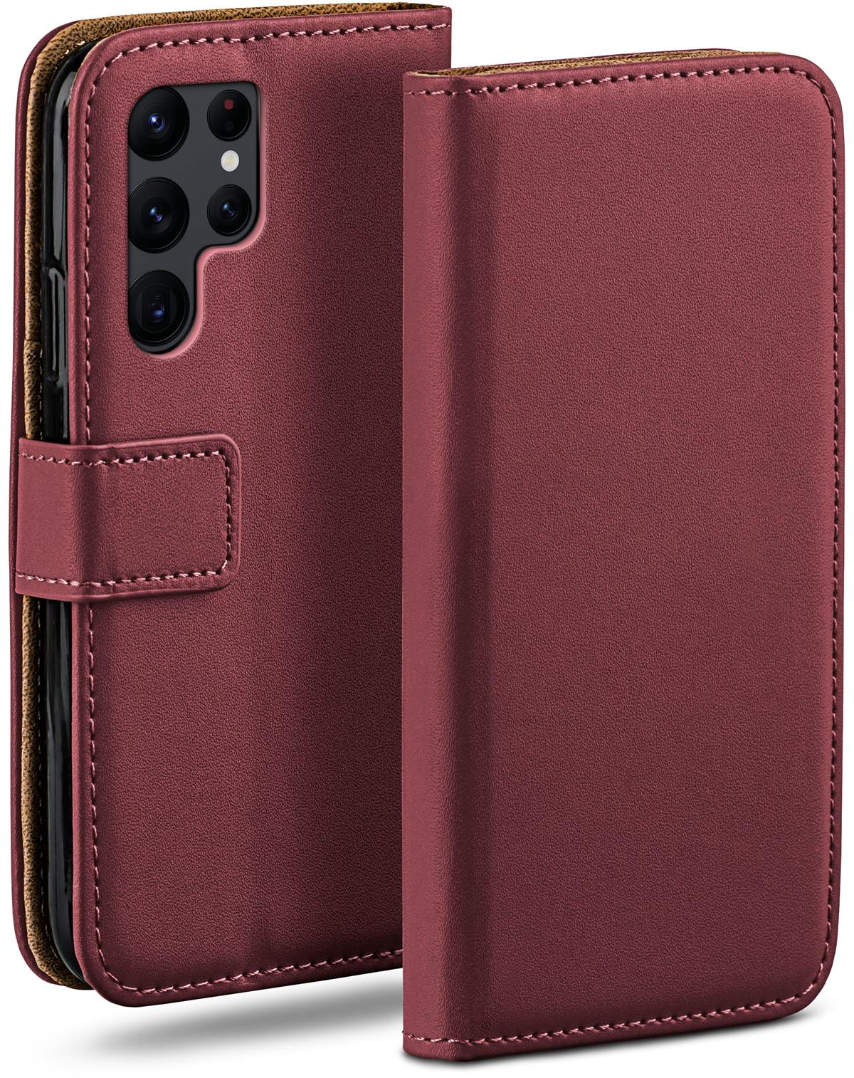 Eine weinrote Handyhülle. Es ist eine Brieftaschenhülle mit Magnetverschluss.