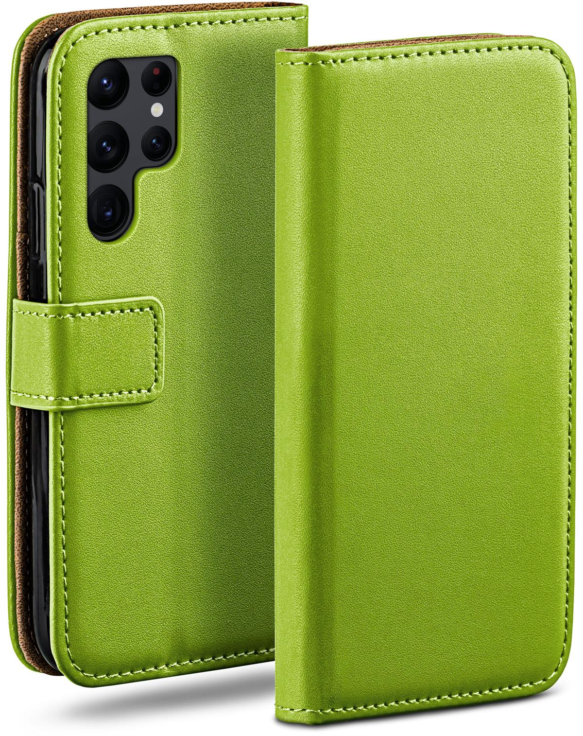 Grüne Leder-Handyhülle, mit Telefon und geschlossenem Verschluss.