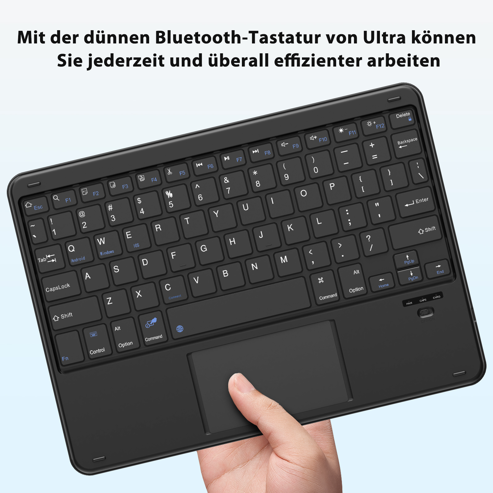 Eine schwarze Bluetooth-Tastatur mit einem Touchpad wird von einer Hand gehalten.