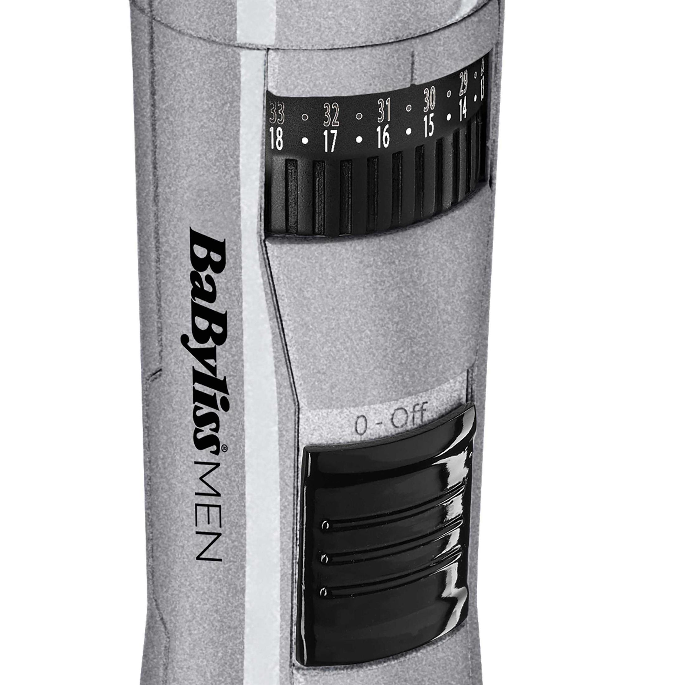 Primer plano de una recortadora Babyliss Men. Muestra dial y botones.