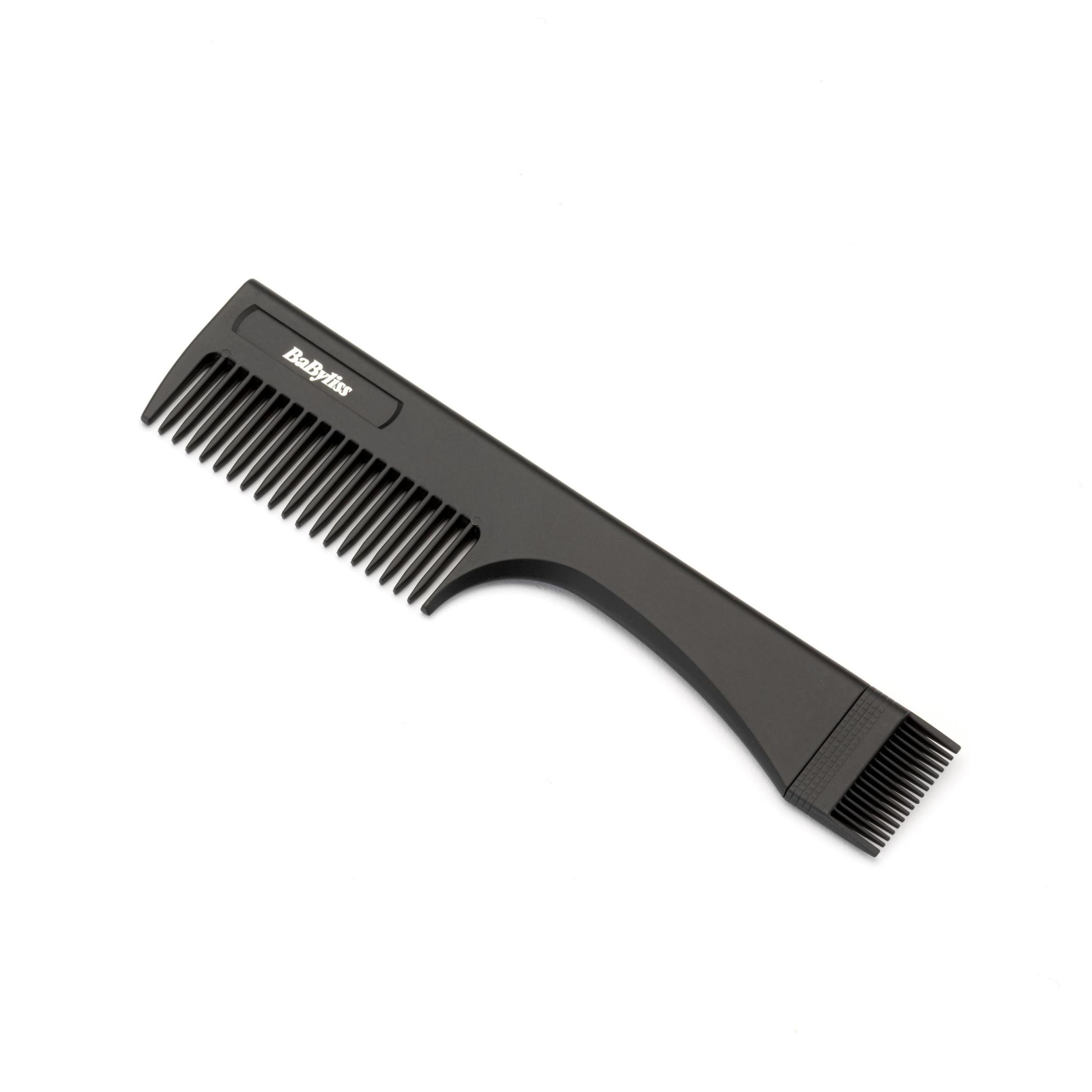 Czarny grzebień z długą rączką. Ma drobne zęby i nadrukowaną nazwę marki 'BaByliss'.
