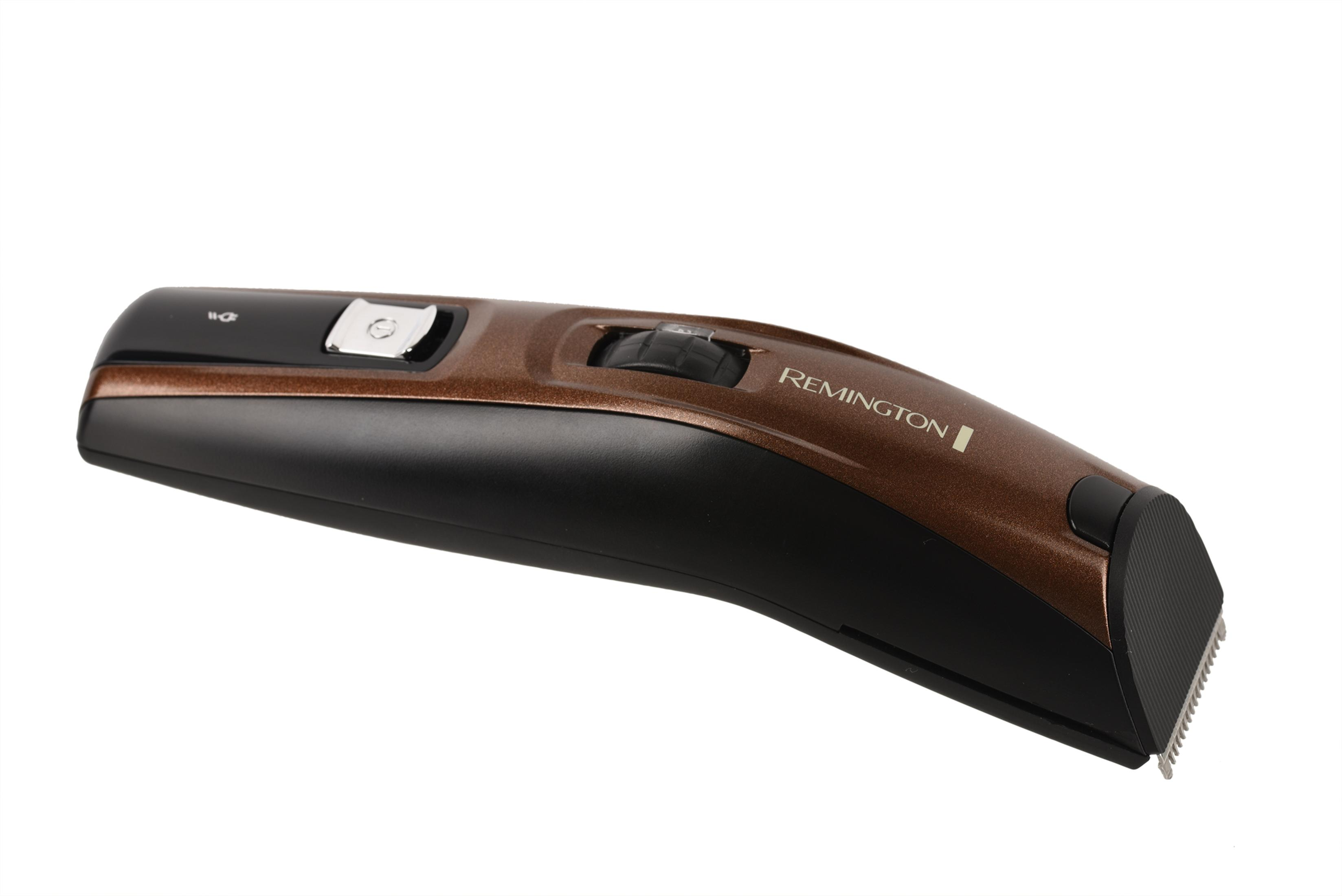 Ein Remington Haarschneider, braun und schwarz, auf weißem Hintergrund. Der Trimmer ist nach rechts abgewinkelt.