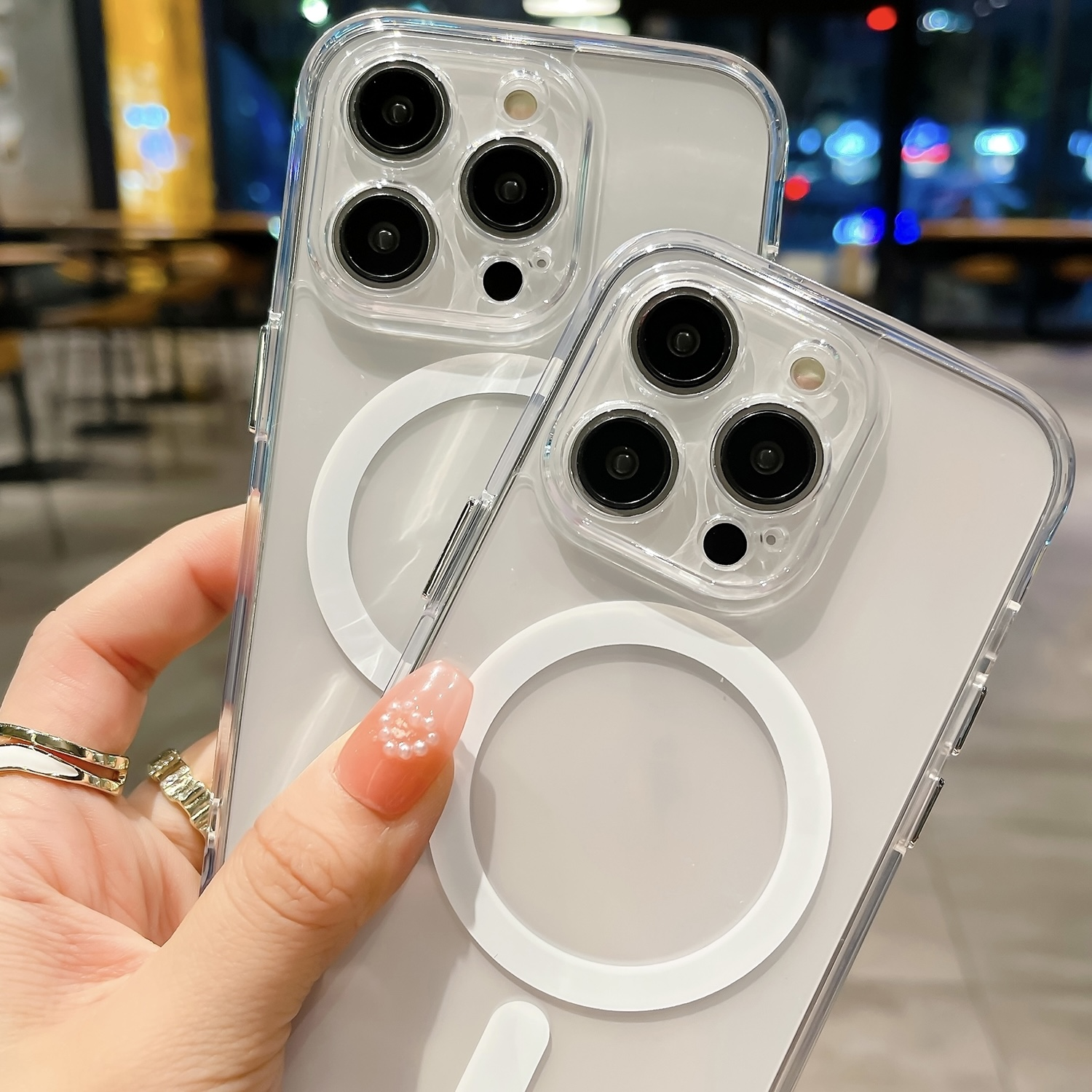 Zwei Telefone in transparenten Hüllen. Die Hüllen haben ein weißes Ringdesign.