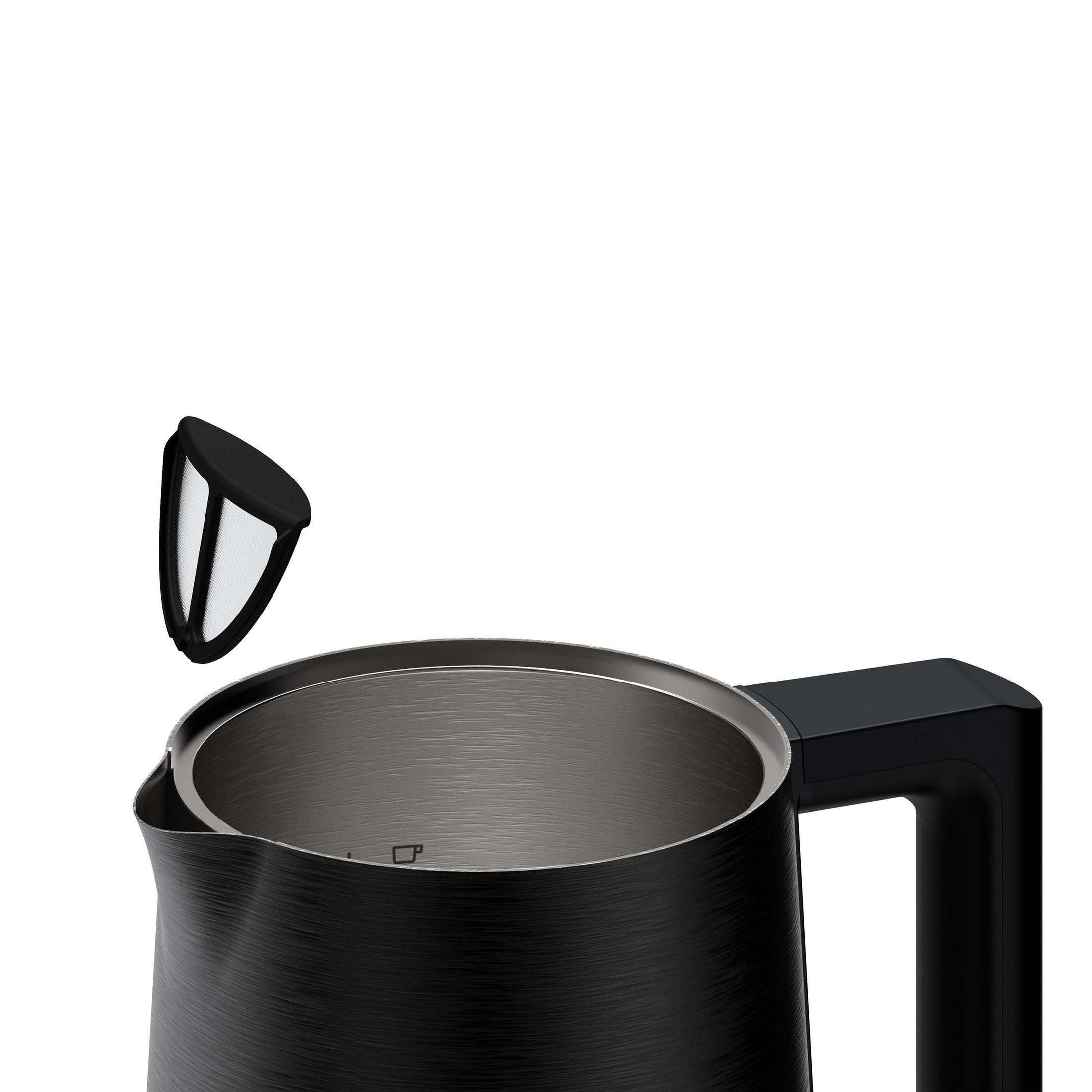 Czarny czajnik z otwartą pokrywą filtra, ukazujący wnętrze. Izolowany na białym tle.