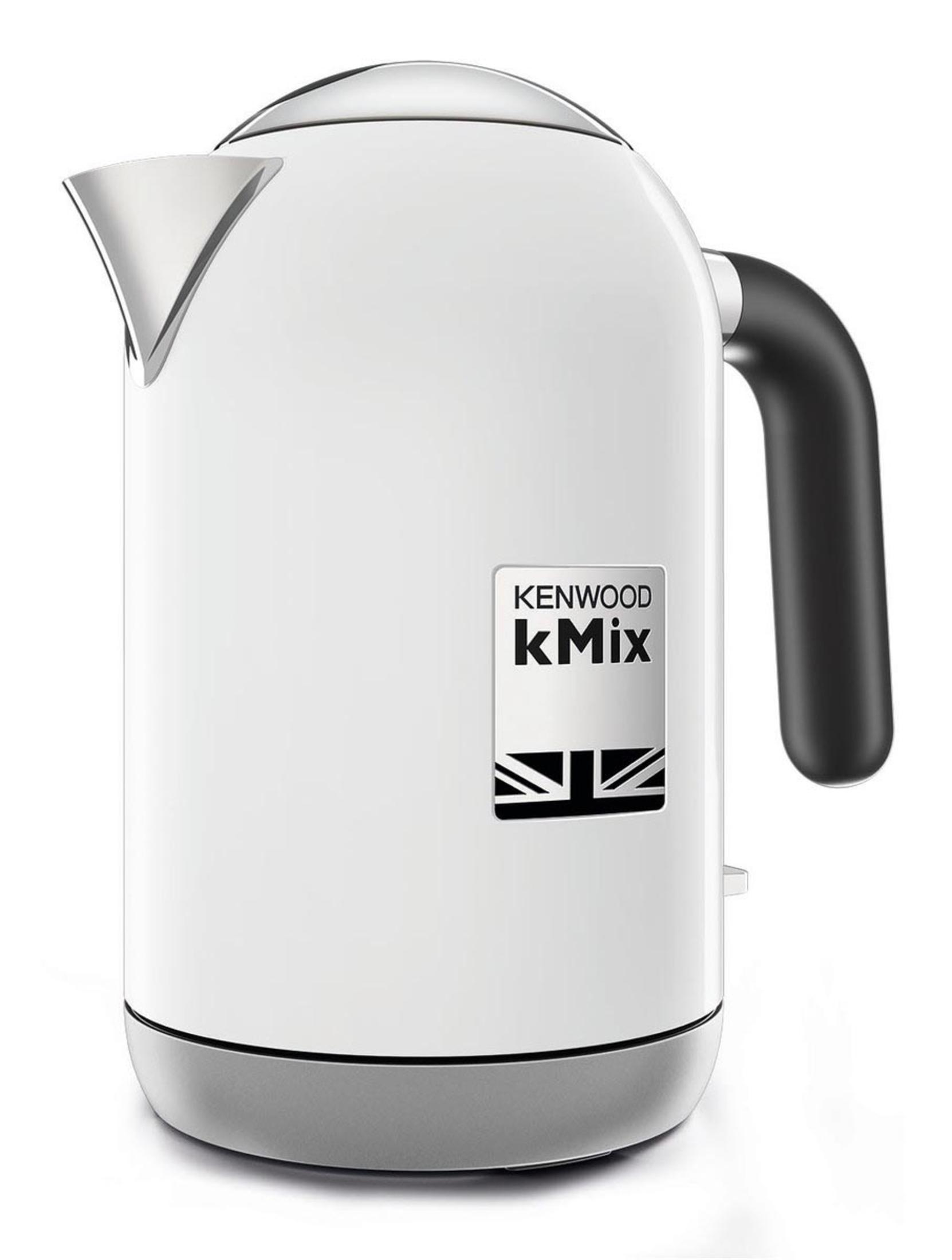 Weißer Kenwood kMix Wasserkocher auf weißem Hintergrund. Union Jack Logo ist sichtbar.