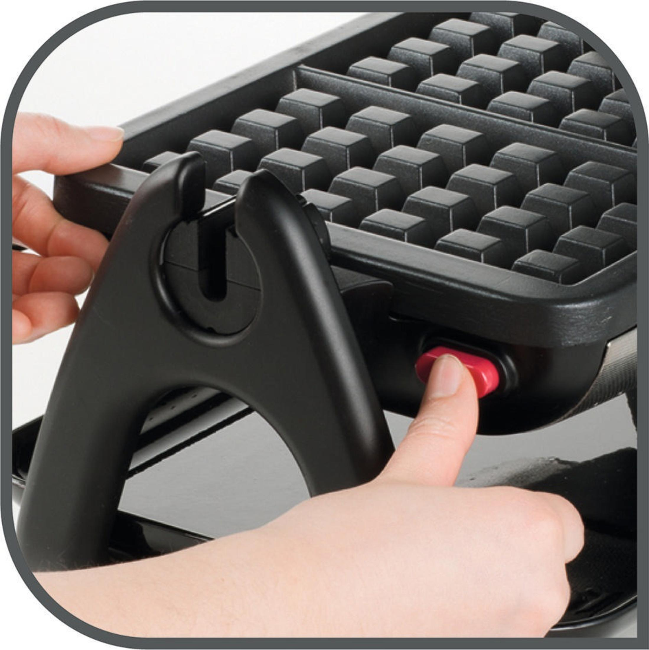 Osoba naciska czerwony przycisk na czarnej gofrownicy. Żelazko ma wzór gofra.