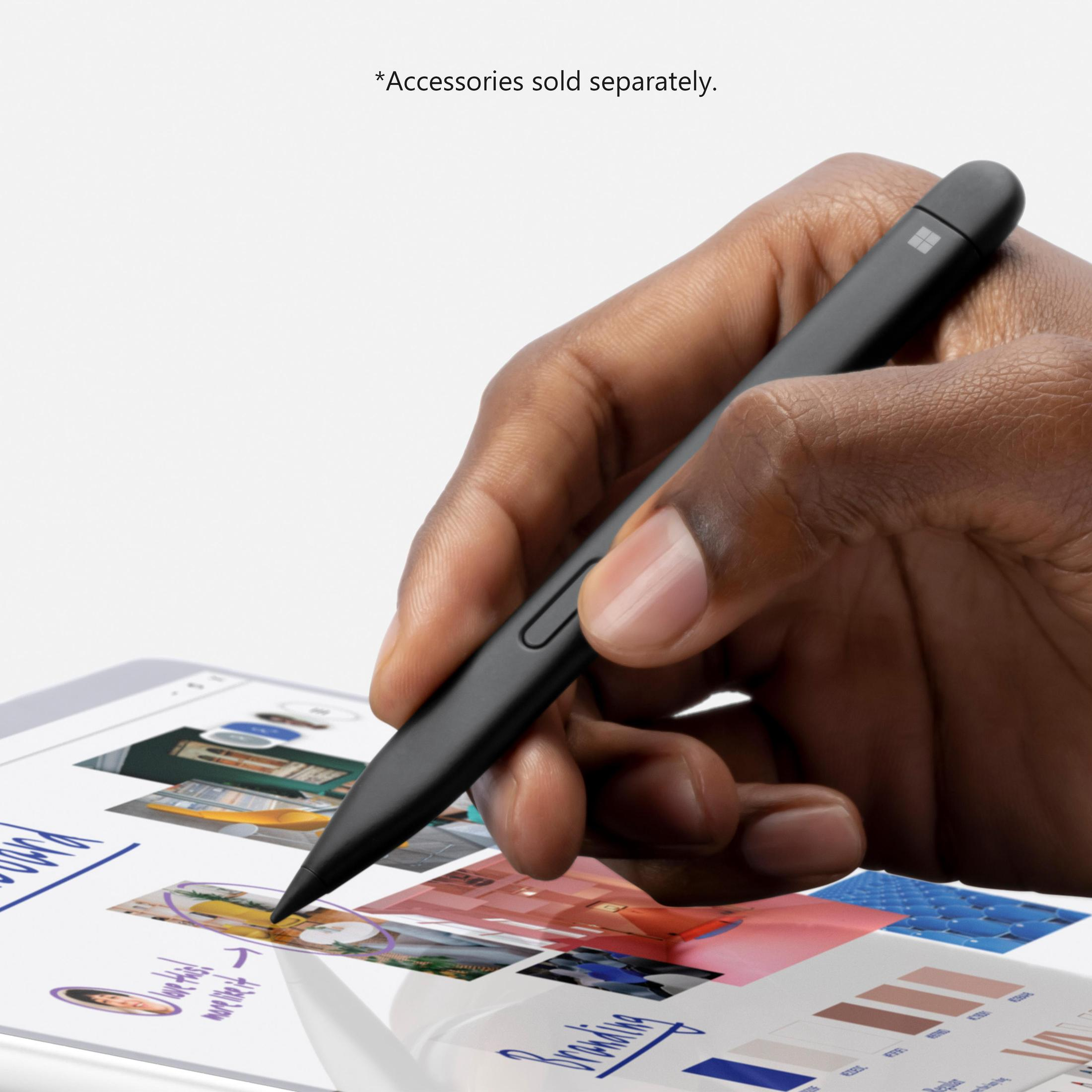 Eine Hand hält einen schwarzen Stift über einem Tablet. Das Tablet zeigt eine farbenfrohe Oberfläche.
