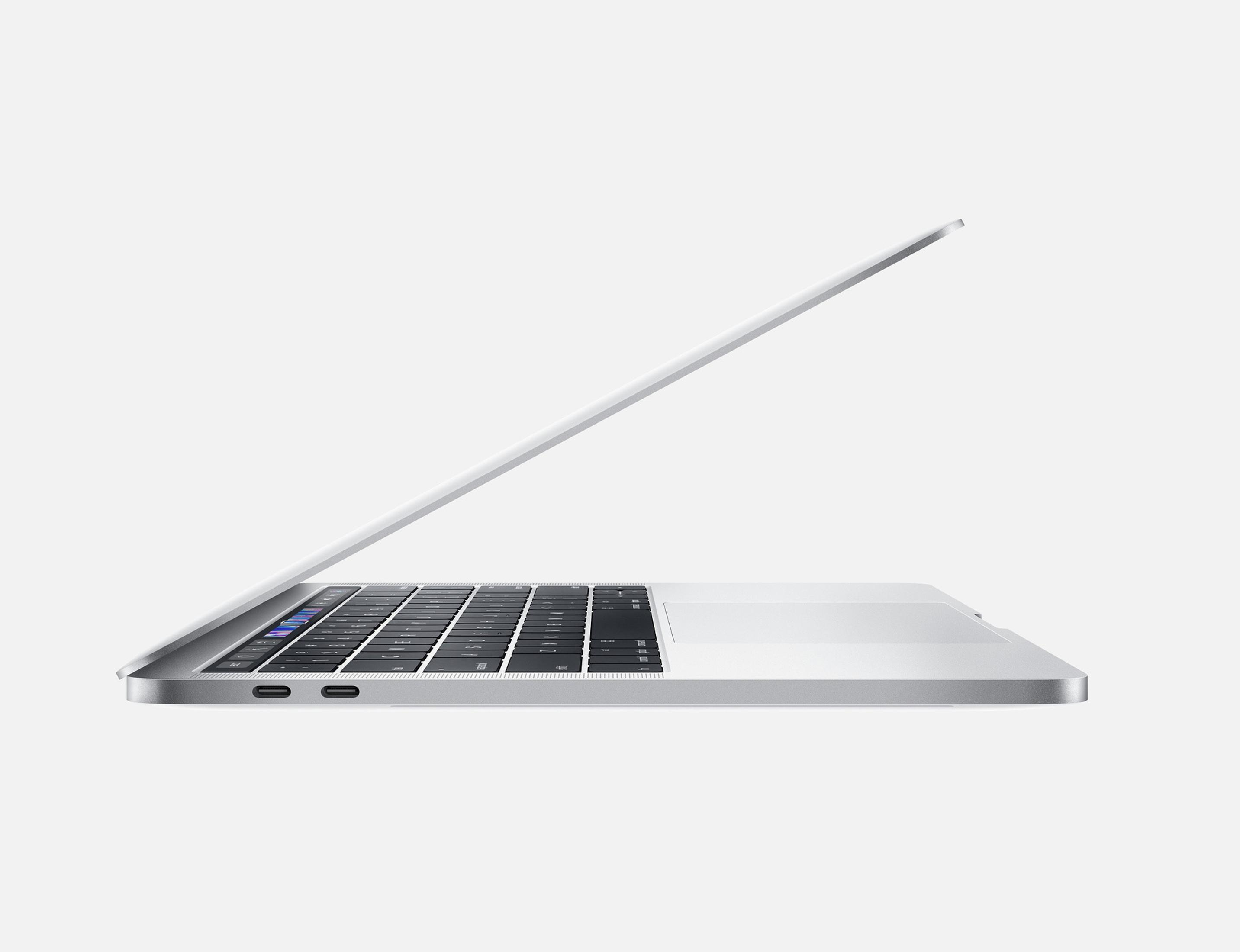 Silberner Laptop geöffnet. Der Bildschirm ist nach oben geneigt. Weißer Hintergrund.