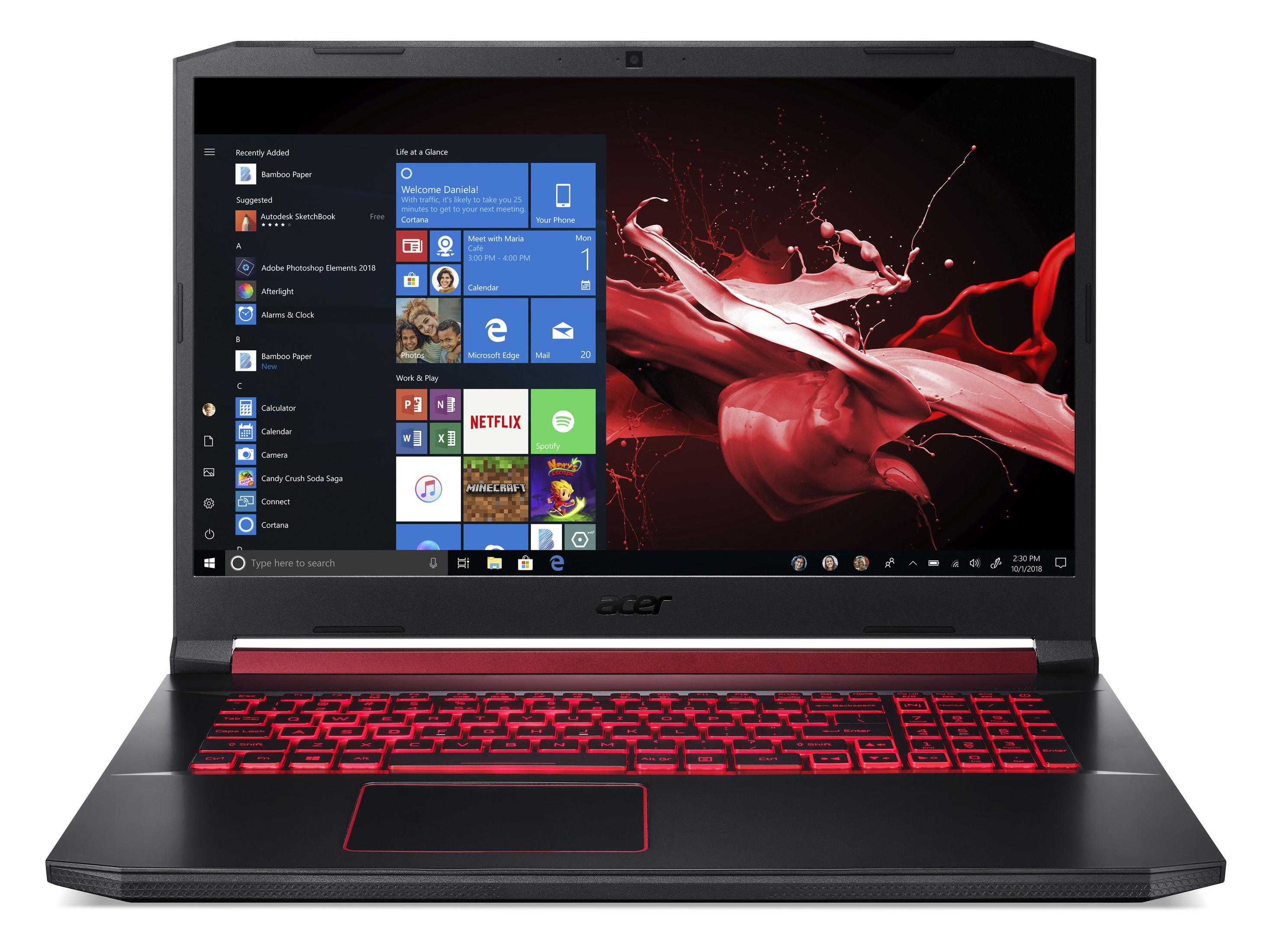 Offener Laptop auf einem Schreibtisch, der einen Windows-Desktop mit roten Akzenten auf der Tastatur anzeigt. Der Bildschirm ist hell.