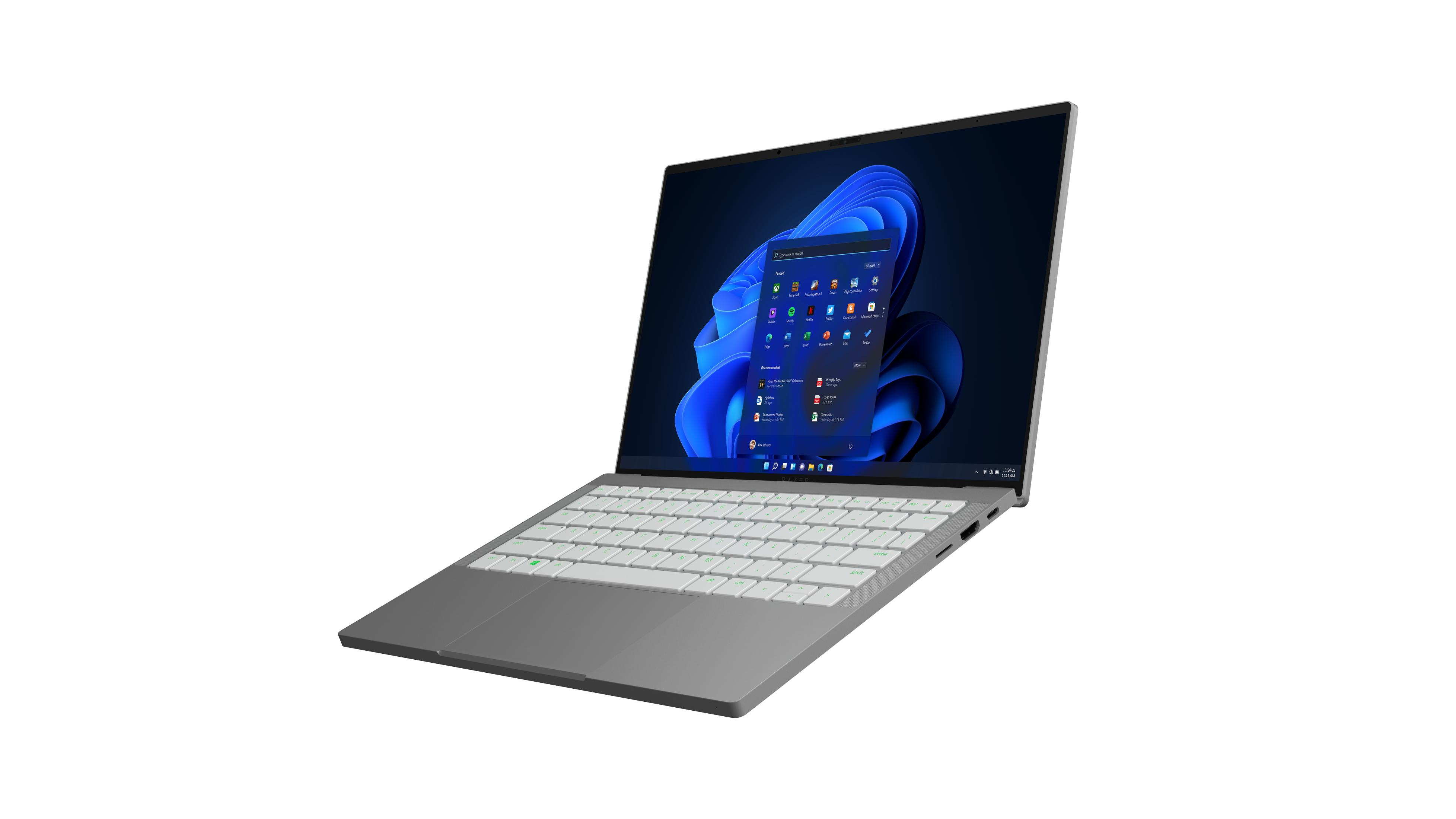 Silberner Laptop mit Windows-Oberfläche auf dem Bildschirm, weiße Tastatur.