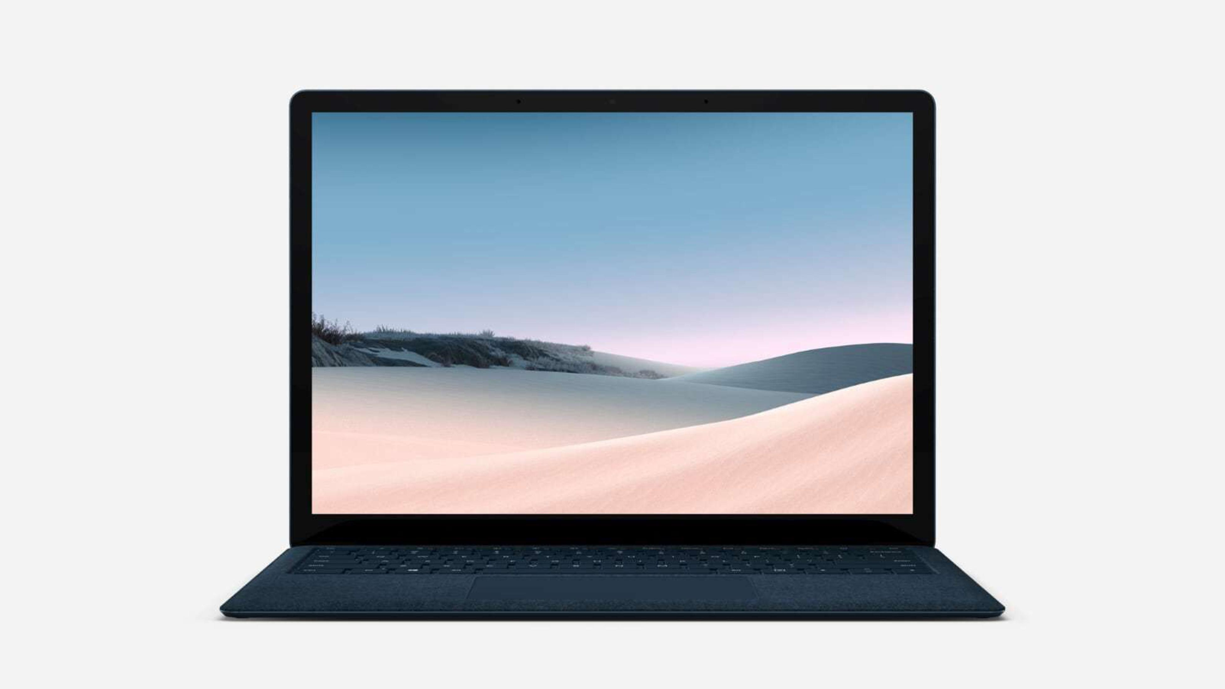 Laptop mit blauem Rahmen und einem Bildschirm, der eine Wüstenlandschaft zeigt. Weißer Hintergrund.